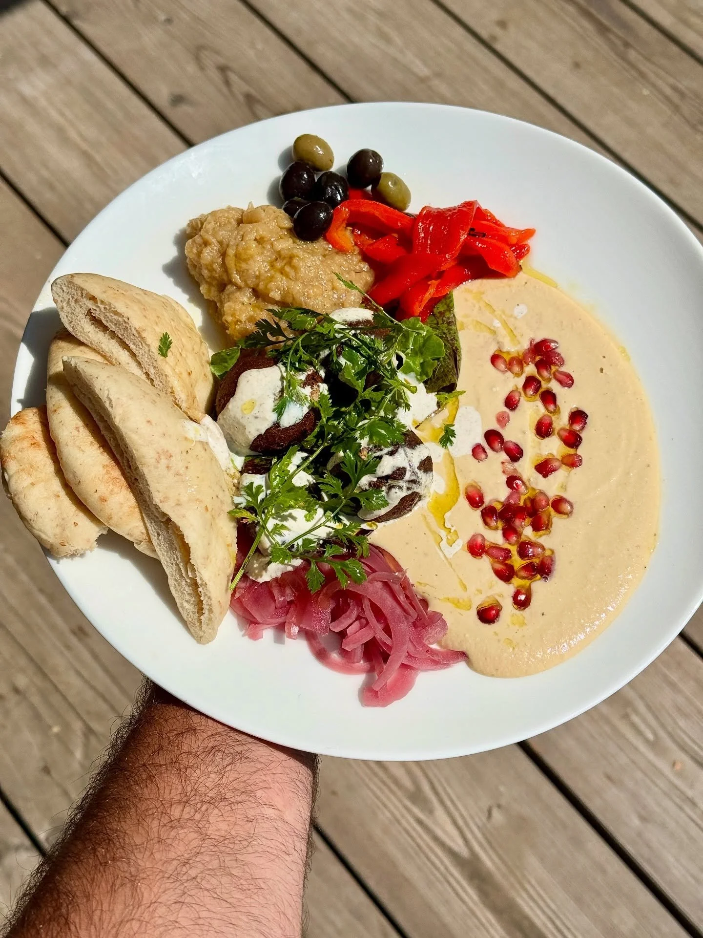 Neues im Ol&eacute; - unserem Kiosk! Ab heute gibt&rsquo;s einen gro&szlig;en mediterranen Teller als neue Hauptspeise und ein Upgrade bei unseren beliebten Pitas!
Im Ol&eacute; servieren wir neben Pommes und Eis &ouml;stlich-mediterranes Strandessen