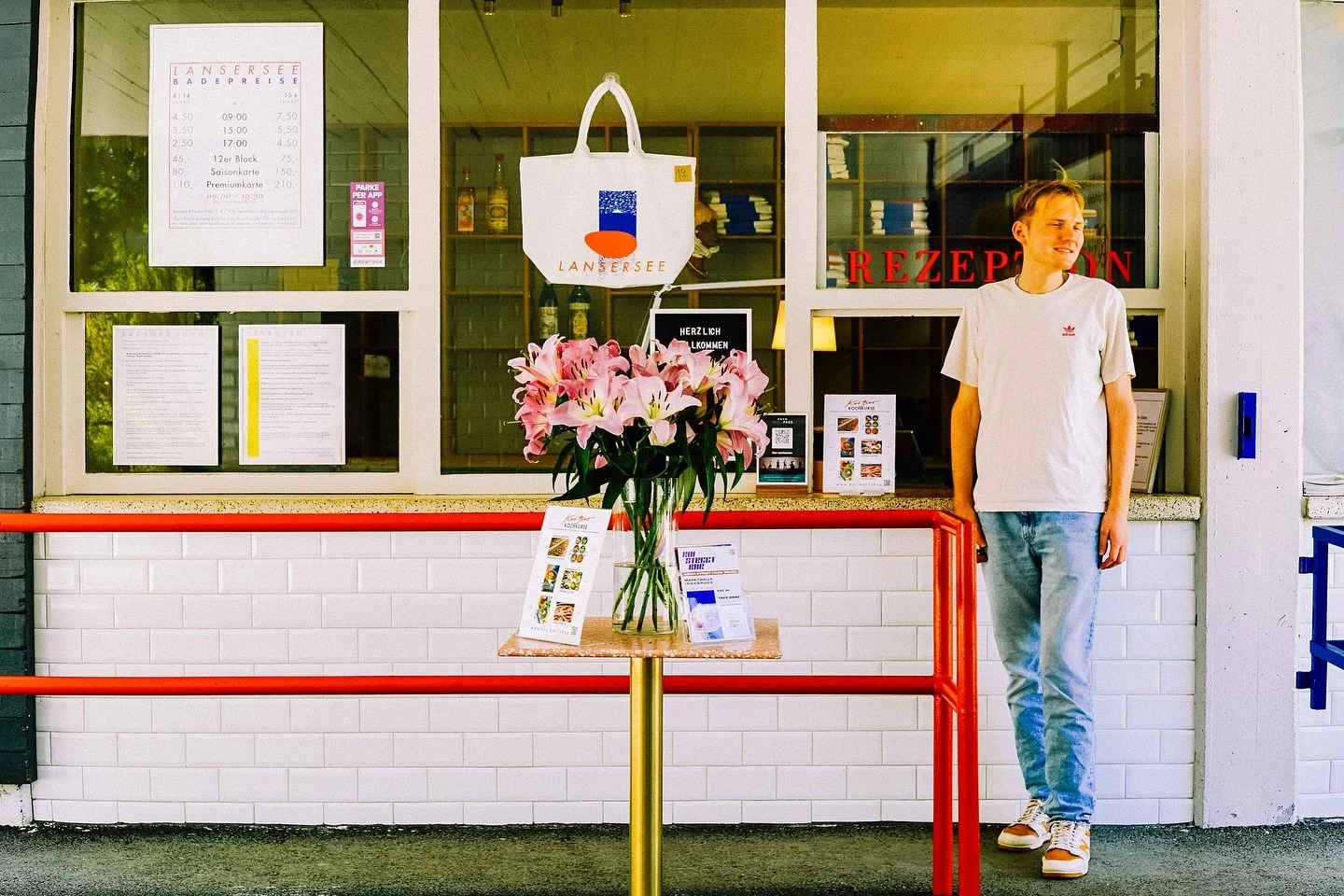 Schon bemerkt? Simons Begr&uuml;&szlig;ung an der Rezeption, frische Lilien und Design, welches die alte Ausstrahlung des Lansersees mit zeitgem&auml;&szlig;en Standards verbindet. Mit den ersten Einnahmen des Bads haben wir heuer unter anderem den g