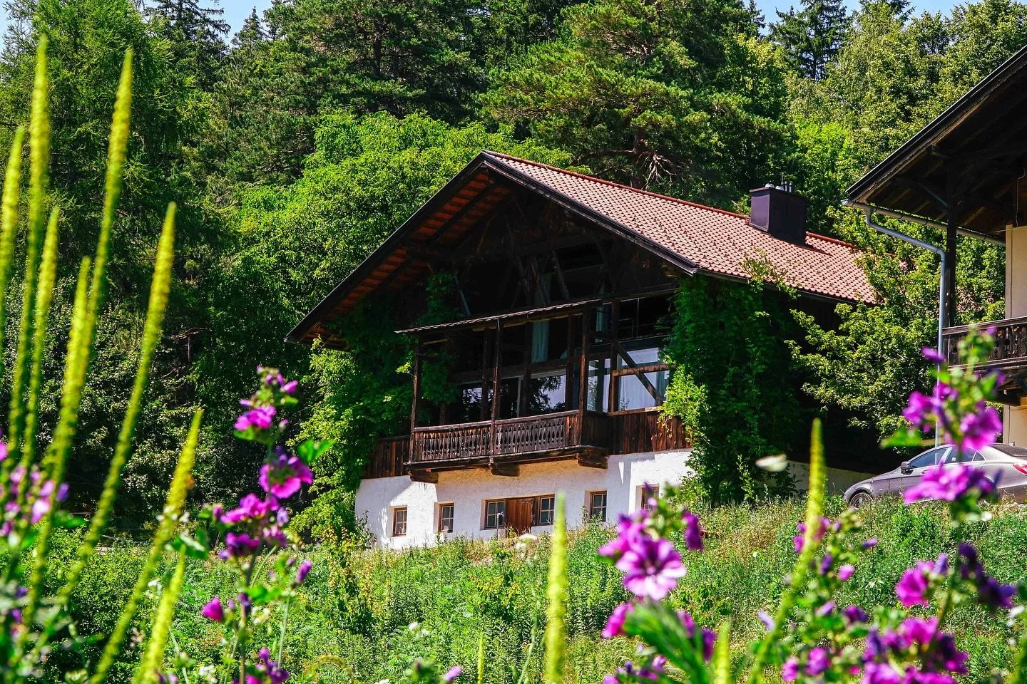 Neu! Das Lansersee Chalet - wohnen am See.
Einer der besondersten H&auml;user der Gegend &ouml;ffnet seine T&uuml;ren - mit privatem Seezugang&hellip;
Das mehrfach ausgezeichnete Geb&auml;ude ist ein japanisch inspiriertes Wohnhaus, das in den alten 