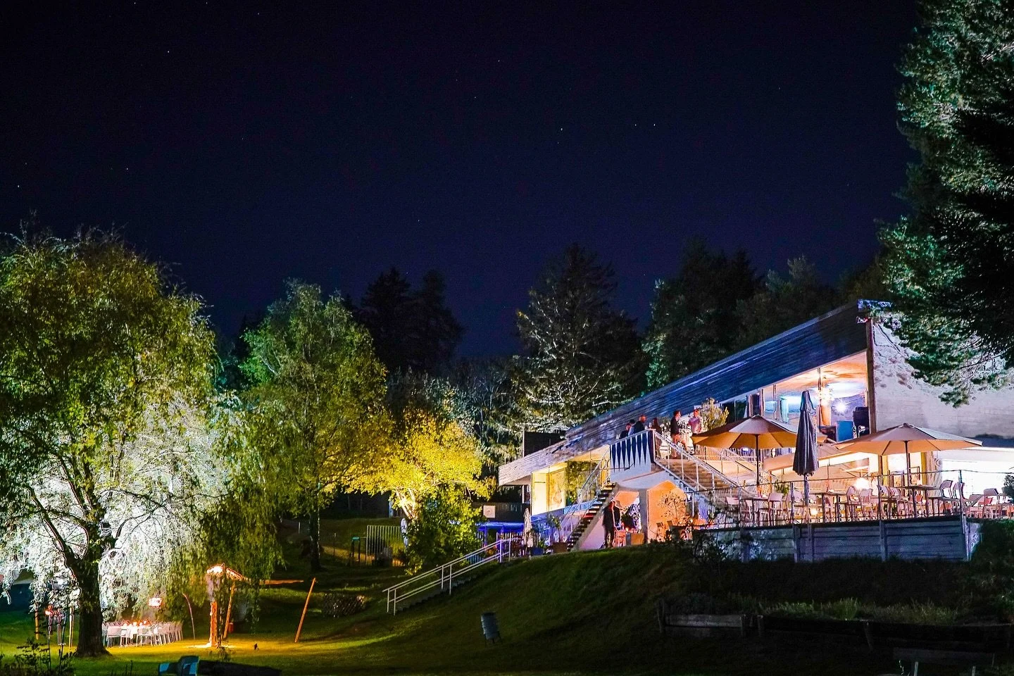 Die n&auml;chtliche Kulisse des Sees leiht sich f&uuml;r bleibende Erinnerungen. Ob zum Kino diesen Freitag, zum Dinner jedes Wochenende oder zu Deinem besonderen Event&hellip;
Durch die Ausbauten der Badeanstalt k&ouml;nnen wir jetzt auch in den kal