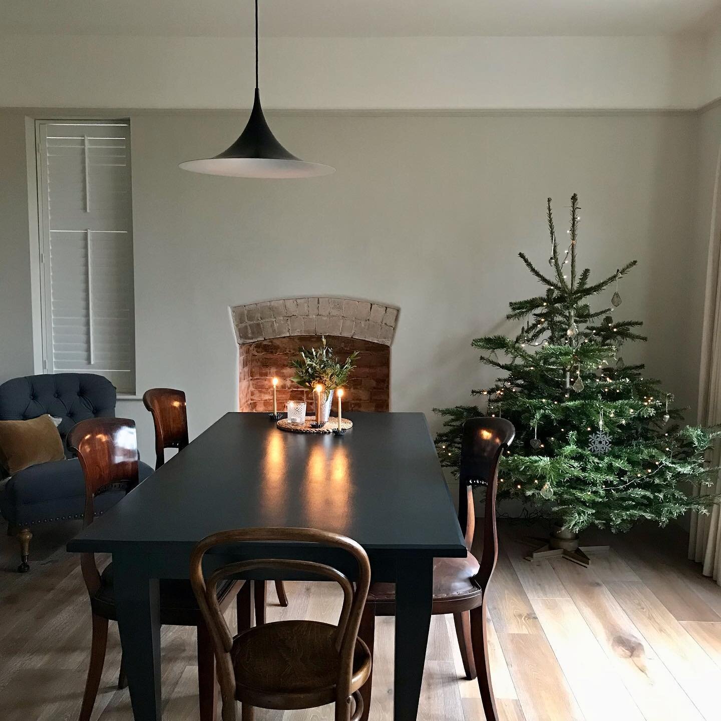 Beginning to feel a little festive 🕯 🍊 but mindful of all who are not so fortunate. 

Walls #Shaded White
Ceiling #wimbornewhite 
Table #OffBlack
All @farrowandball