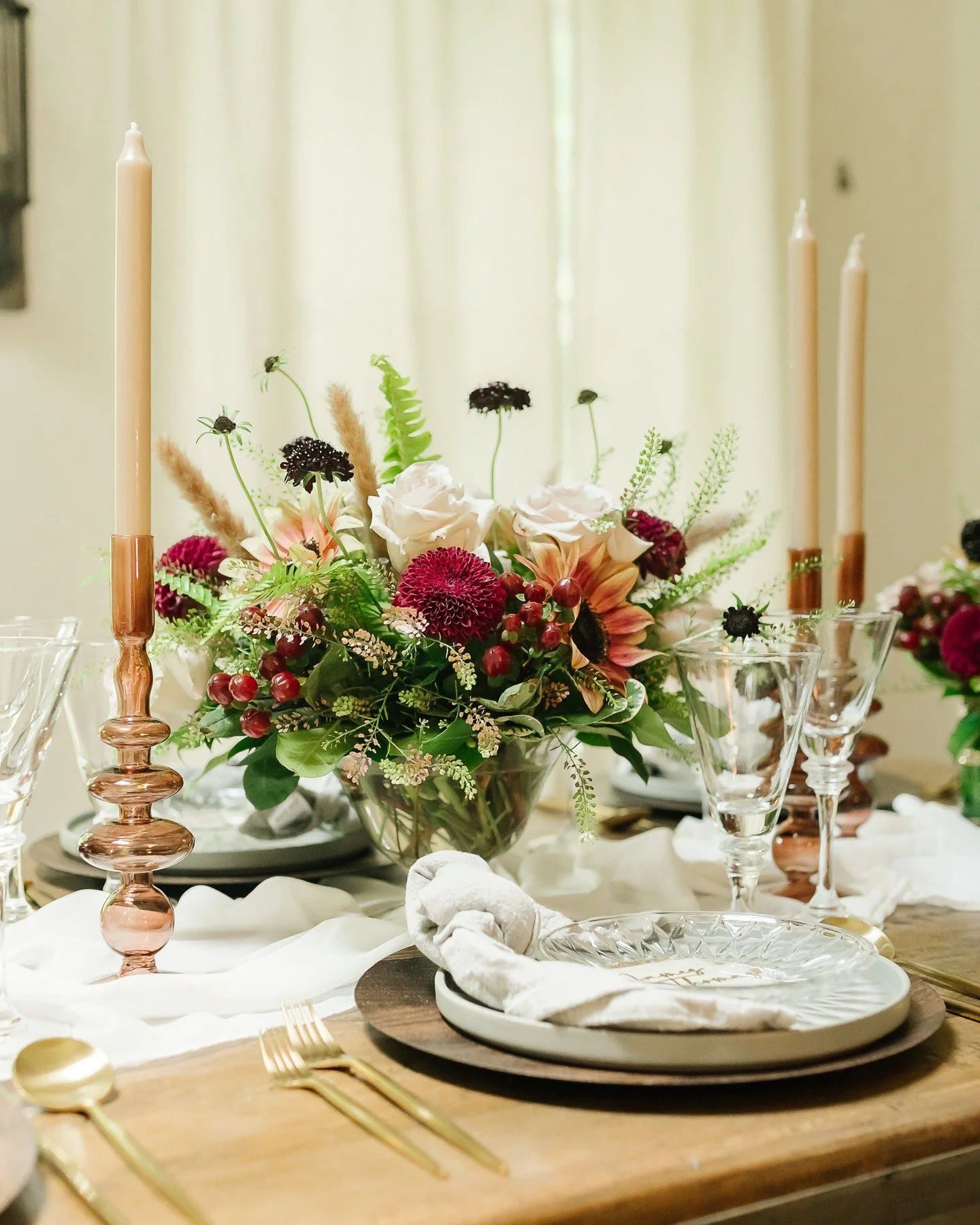 We’re bringing you another fall tablescape… and this one might be a personal fav π
The mix of wood textures, gold flatware, amber candle holders, and lush seasonal florals is exactly what fall feels like to us!
What are your must-have
