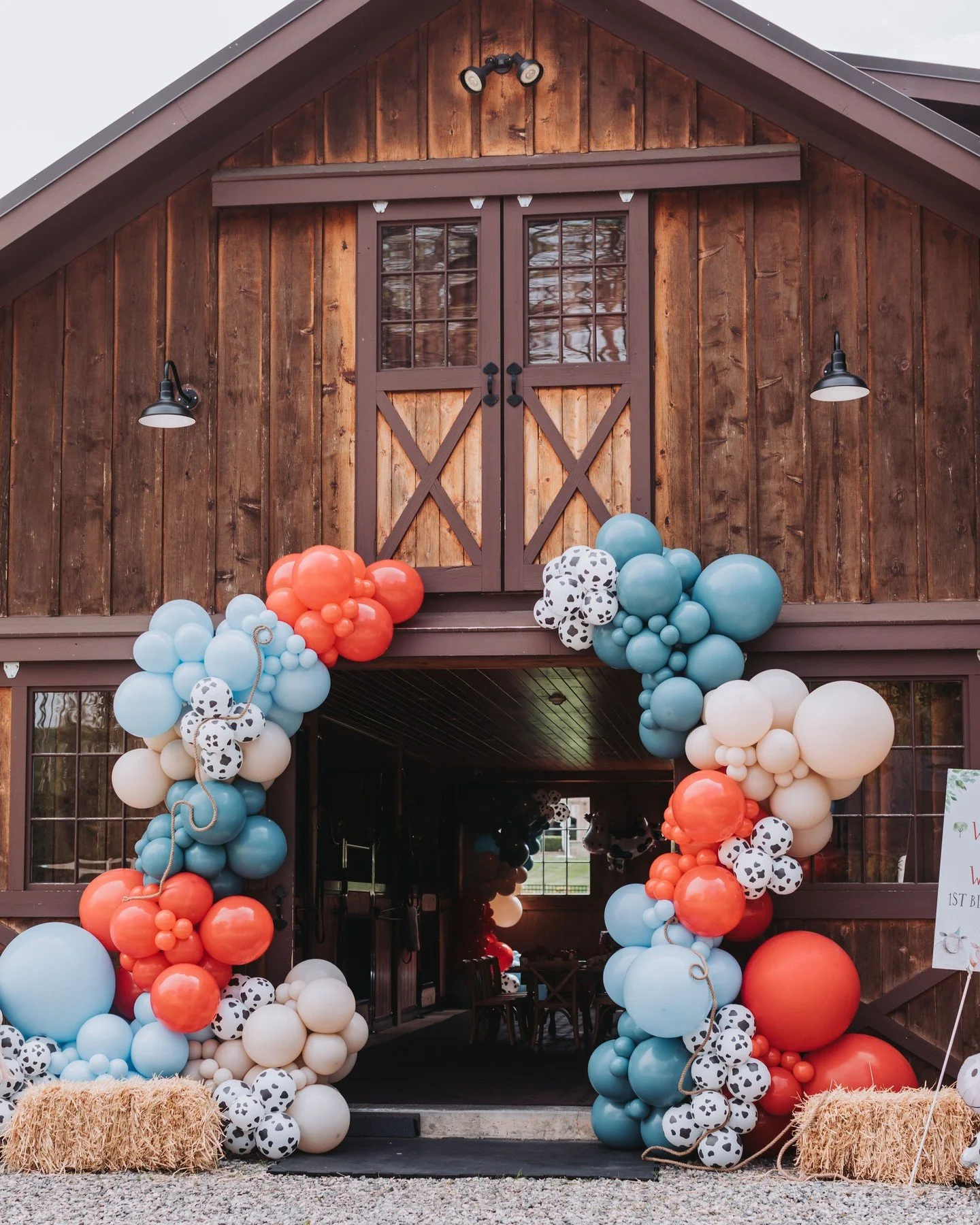 Nothing says fall like a farm-themed first birthday 🤎

Throwing it back to Wesley&rsquo;s big day... balloons, sweet treats, and smiles all around. This one was a favorite!

📸 @traceywishik
💌info@theperfectshindig.com

#ThePerfectShindig #LuxuryEv