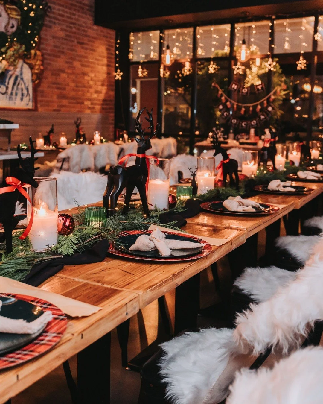 A country cafe kind of night - slow, simple, and wrapped in the warmth of the season. 🤎✨

Soft Christmas touches, cozy textures, and an easygoing glow set the tone for an intimate evening. Proof that sometimes the most beautiful gatherings are the o