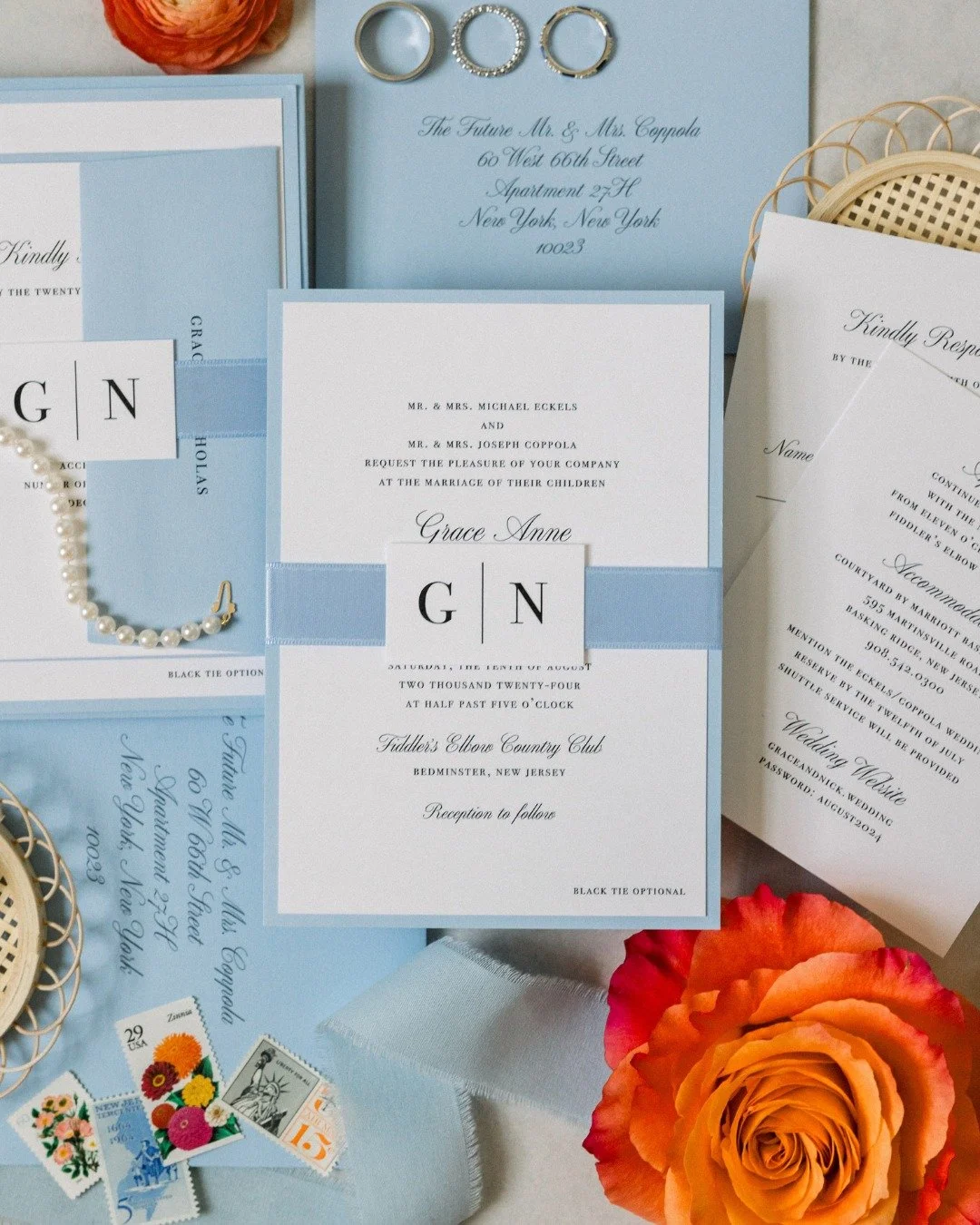 The first glimpse of your wedding day.. 💌 ❤️

Your invitation sets the tone before guests ever step into the room. It gives them a feeling for what&rsquo;s to come. From paper texture and typography to color palettes, liners, wax seals, and custom d