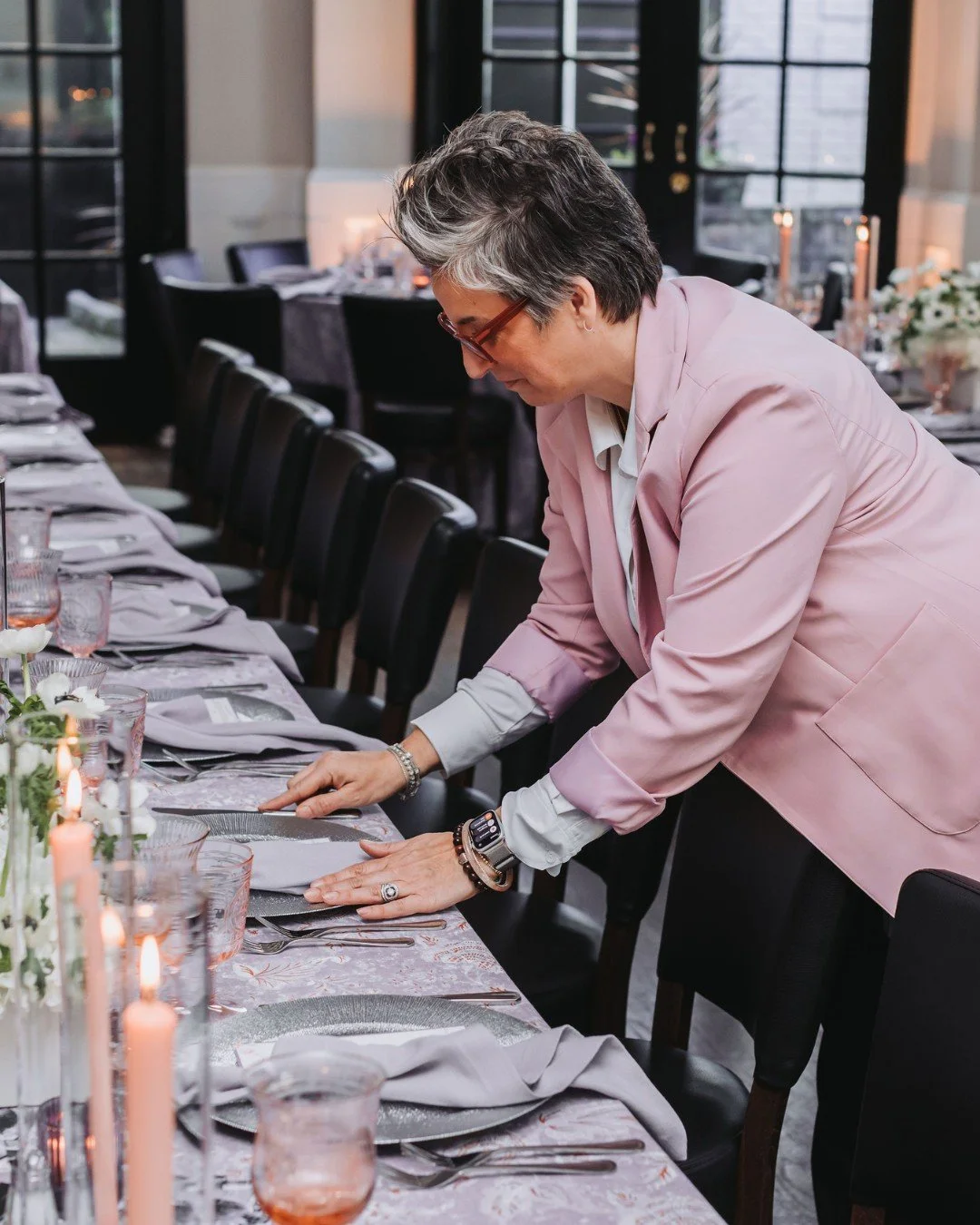 POV: adding the final touches right before the party starts ✨ 🥂
 
One of my favorite moments is adding those final touches to a space and watching it all come together. From the tables to the bar, no detail goes unnoticed. Vicky's surprise 50th has 