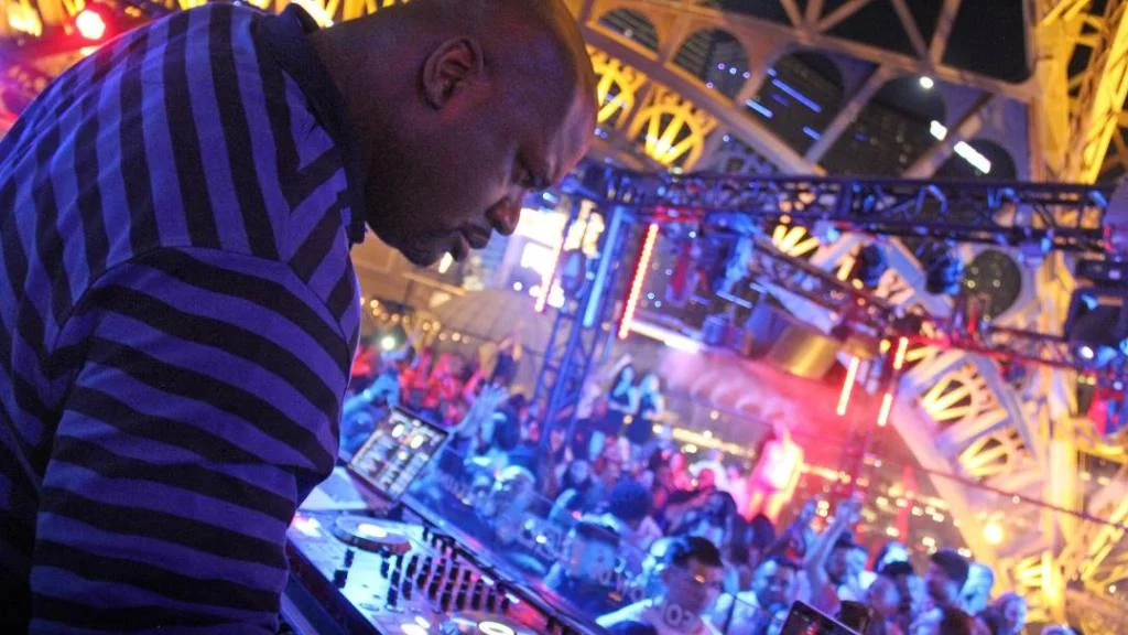 SHAQ, ‘THE BIG HURT,’ SAM DARNOLD, VEGAS ACES OUT ON THE TOWN