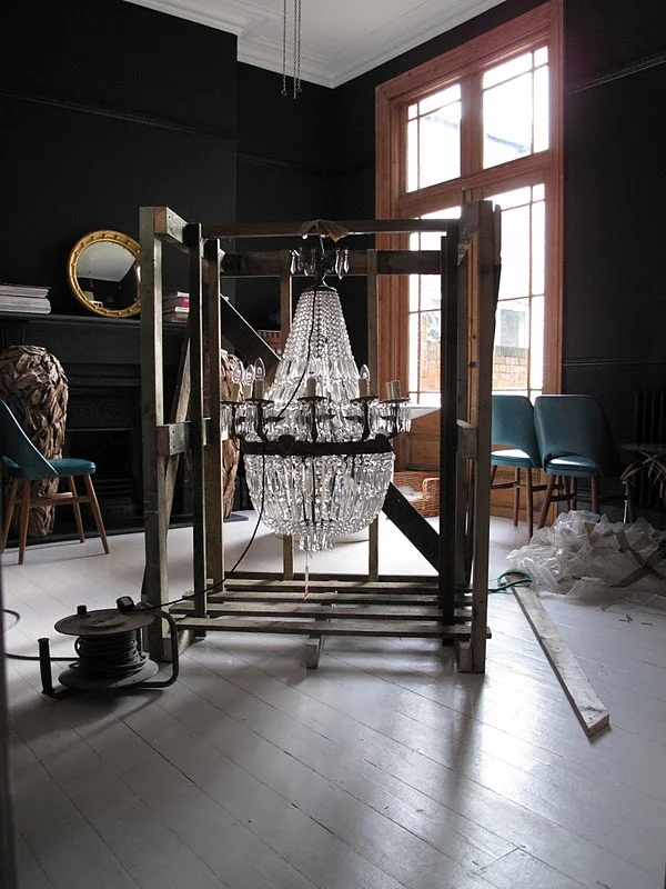 b9abd178e7fc9585fcd573a5c3c3fc2f--dark-interiors-crystal-chandeliers.jpg
