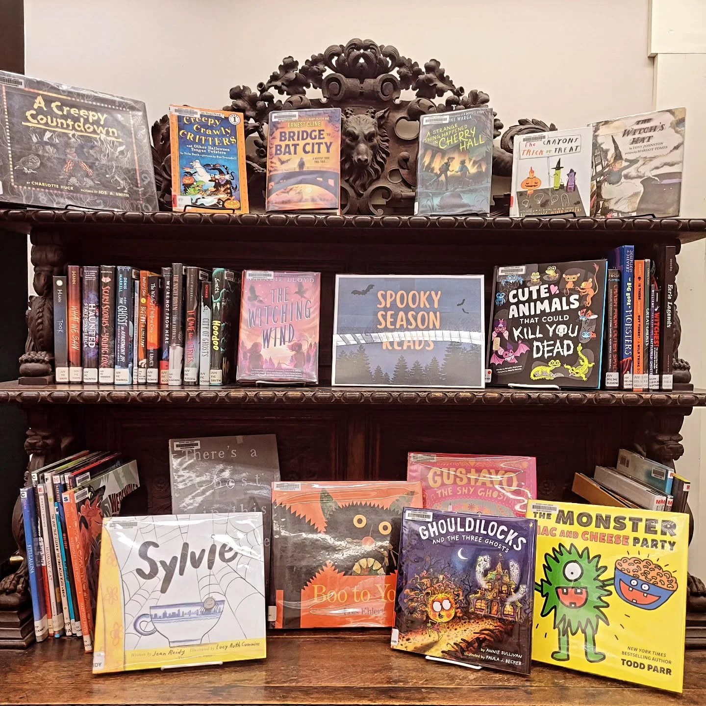 We're ready for #SpookySeason at Bushnell-Sage Library! Come in and pick up a spine-tingling read 🦇