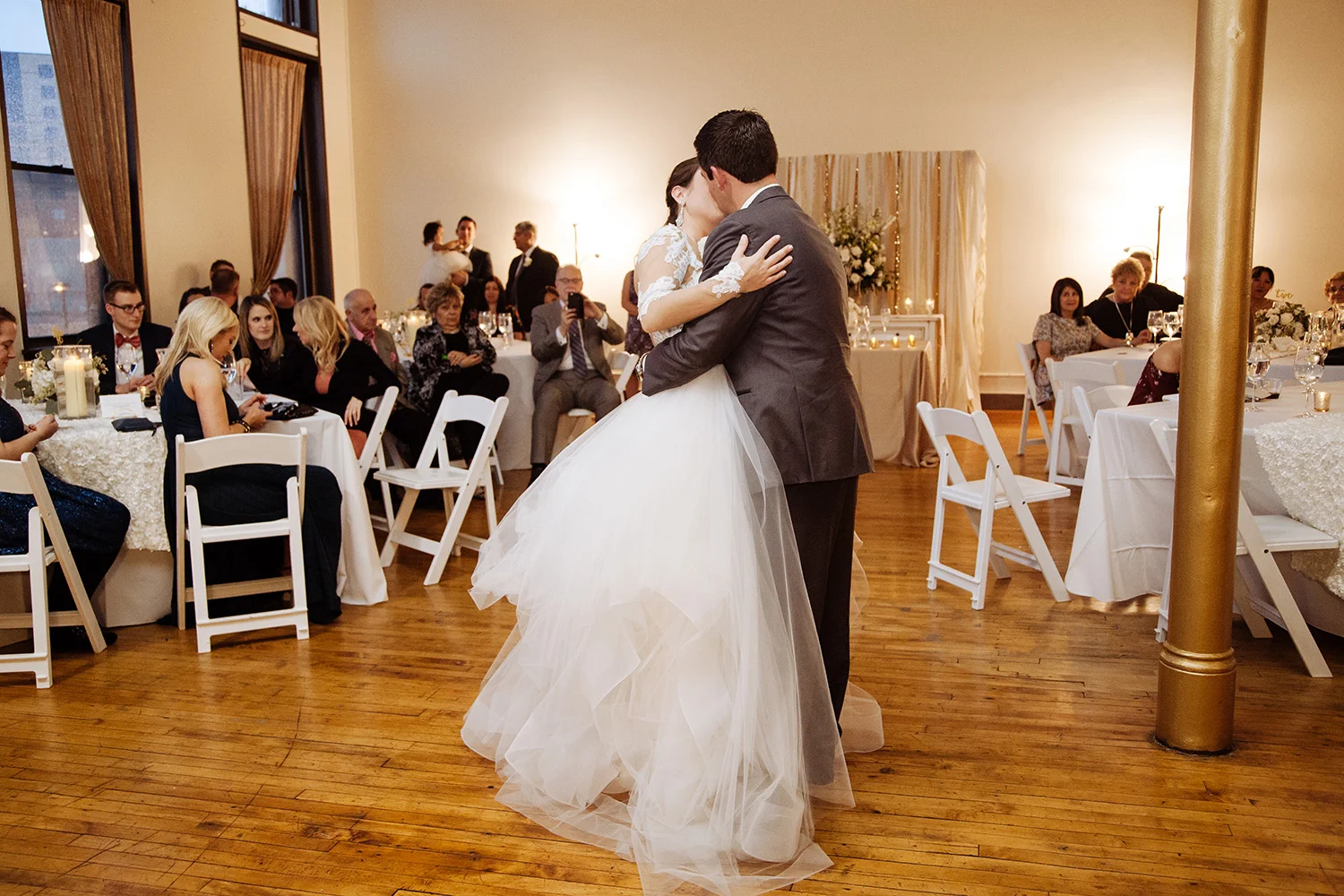 Creativo Loft small wedding venue Chicago - romatic gold and ivory wedding