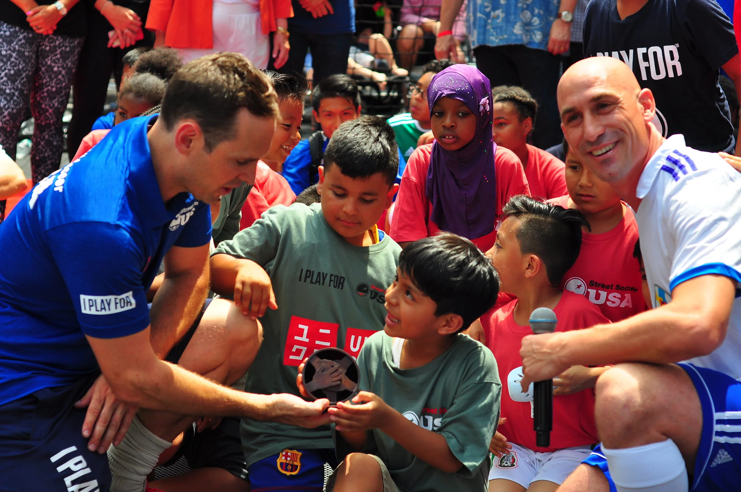 Lawrence Cann (a la izquierda), comenzó Street Soccer USA para los que no tienen hogar en Carolina del Norte. Hoy en día, ayudan a niños necesitados a través de diversos programas en ciudades alrededor del país. (Foto cortesía de Street Soccer USA)