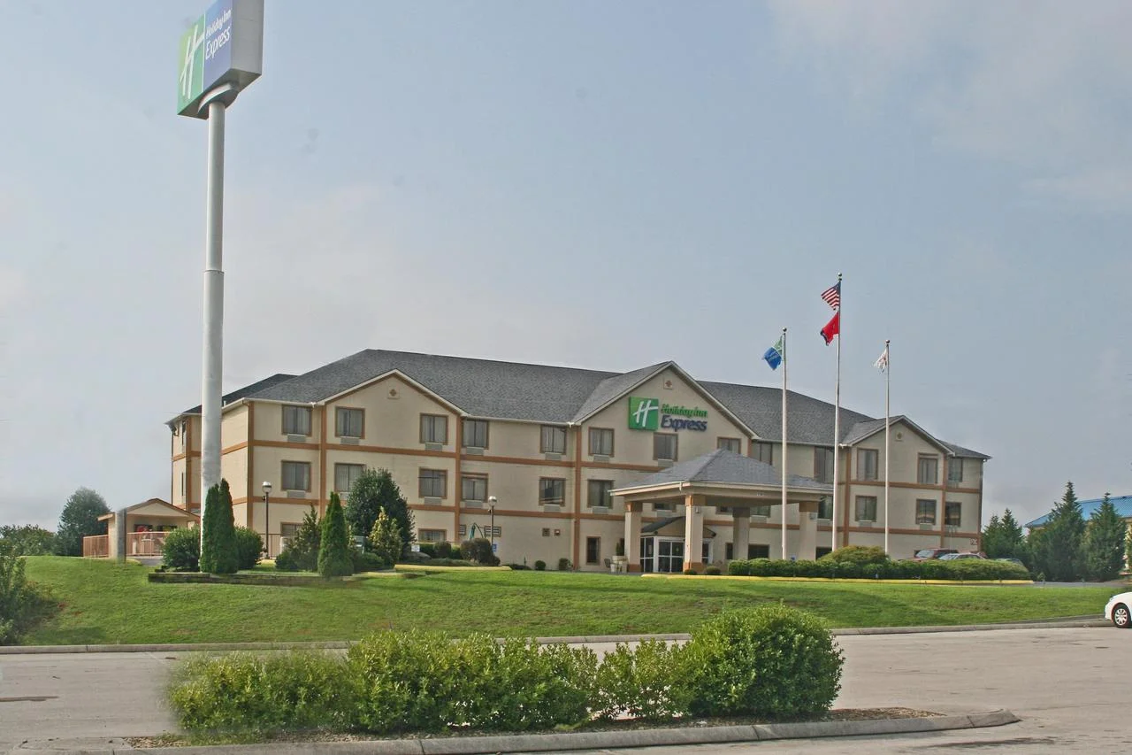 Holiday Inn Express 119 Sharon Drive Dandridge TN, 37725 (865) 397-1910