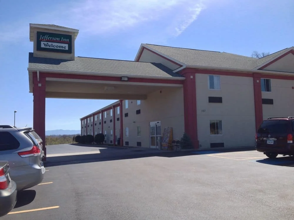Jefferson Inn 127 Sharon Road Dandridge, TN 37725 (865) 940-5042