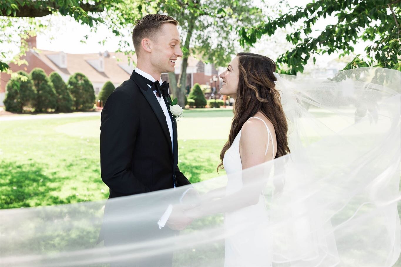 Getting wrapped up in the moment 
Bride - @shaybehnke_ 
Groom - @cjbehnke 
Venue - @heritageclubatbethpage 
Hair/Makeup - @beyondthebrushli 
.
.

#shesaidyes #stylemepretty #huffpostido #weddingstyle #weddingflowers #ido #isaidyes #instabride #rising