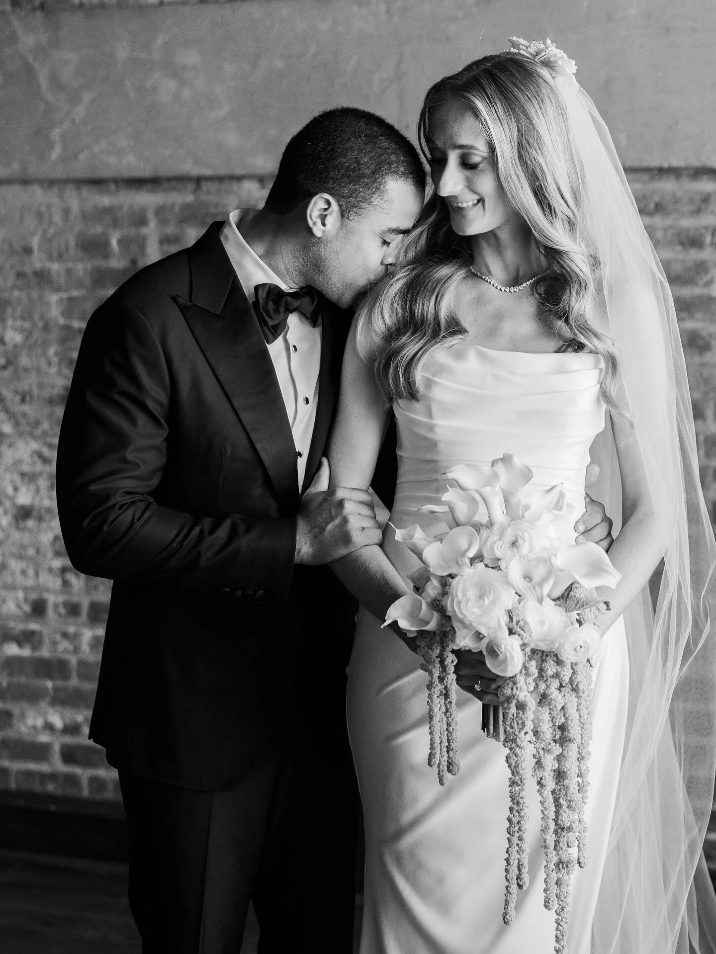 Olivia &amp; Amaury had a classic New York wedding at Liberty Warehouse in Brooklyn with stunning views of Manhattan and beautiful weather all day long.  This is what it&rsquo;s all about 🗽

Bride - @olivess27 
Groom - @amauryguzman 
Venue - @thelib