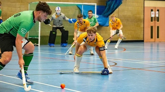 A few shots from our indoor teams win at the Midlands indoor Tier 1 tournament! 
Swipe for a clean short corner conversion from the boys 💚💛 
📸 Dom DiBiase 
@uonsport 
@midlands_hockey_adult_leagues