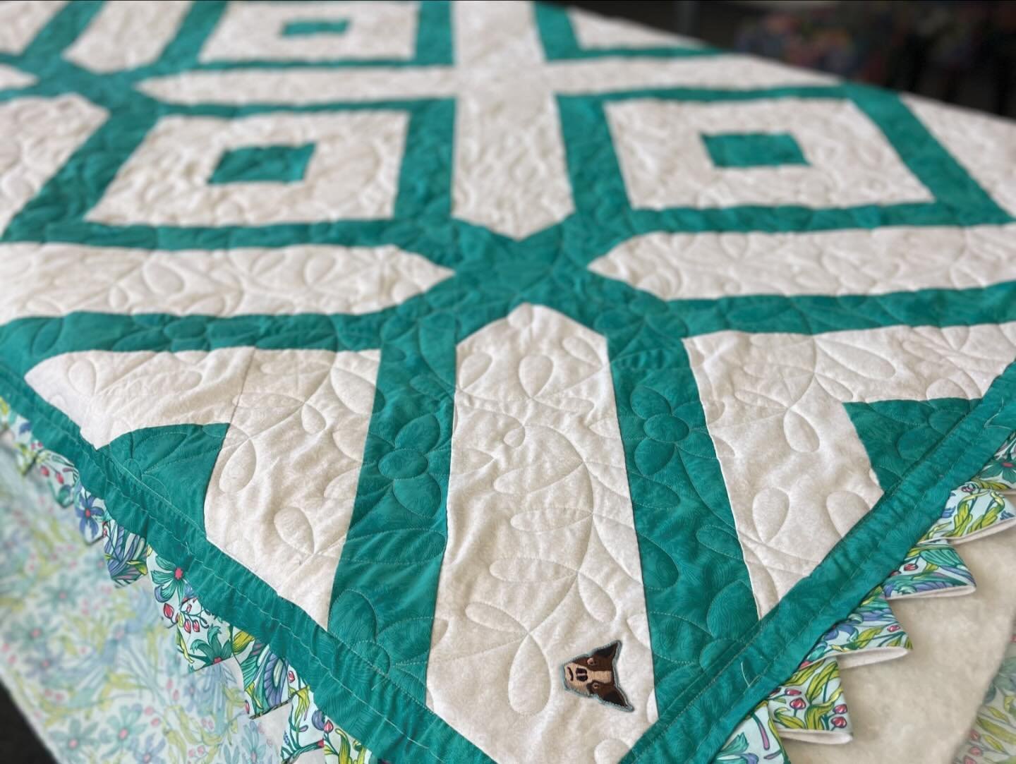 How beautiful and springy is our latest finished?! We even added this sweet little puppy patch that our client had! The most amazing part of the quilt is that it is entirely pieced by hand - even those adorable triangle flange pieces! 

Quilted with 