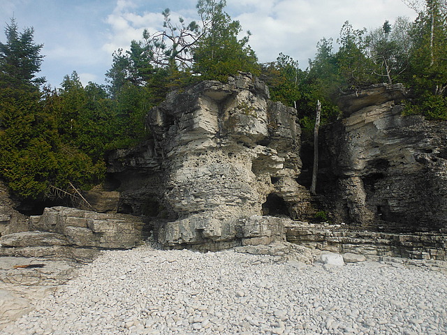 18.1401290360.rock-formations-on-indian-head-cove.jpg