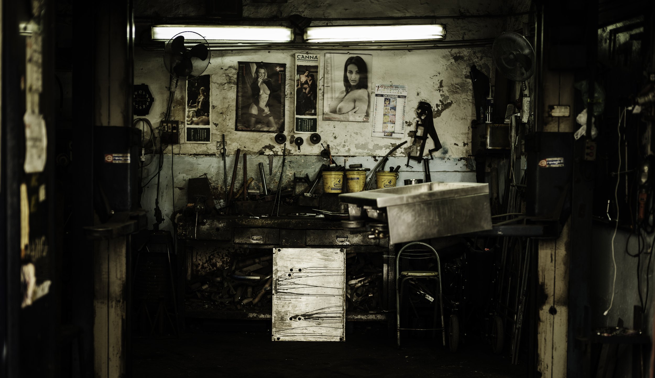 AutoBodyShop_Interior_DeSat_L1001770 copy.jpg