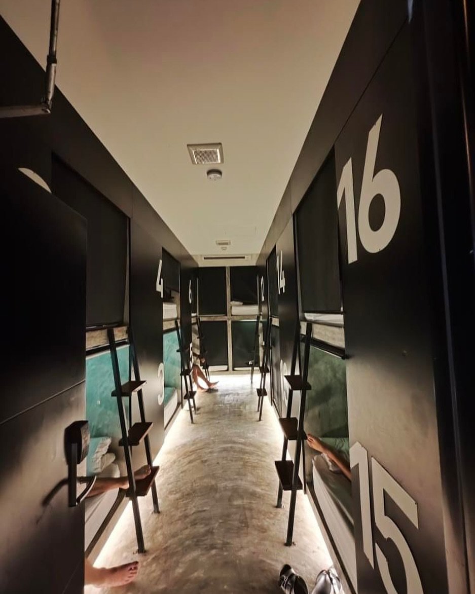 Where strangers become friends&mdash;welcome to the 16-bed dorm life! 🥳🏝️ #savagehostelkohtao #kohtao #kohtaothailand