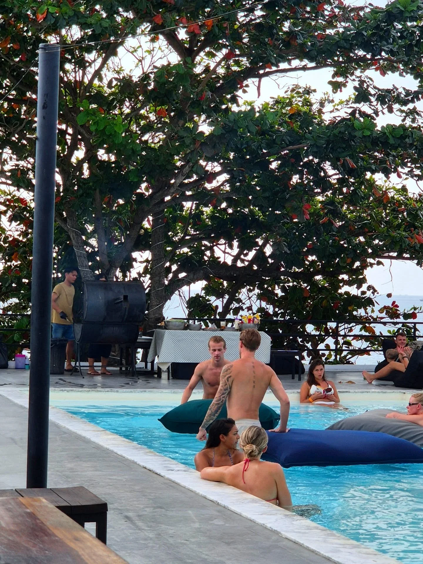 The BBQ isn&rsquo;t cancelled&hellip; just rescheduled 🔥

Due to today&rsquo;s weather, our Savage BBQ Pool Party will now happen this Sunday (15/03/2026)

Same rooftop.
Same music.
Same Savage vibes.
See you there 🍖

📍Savage Hostel, Koh Tao, Thai