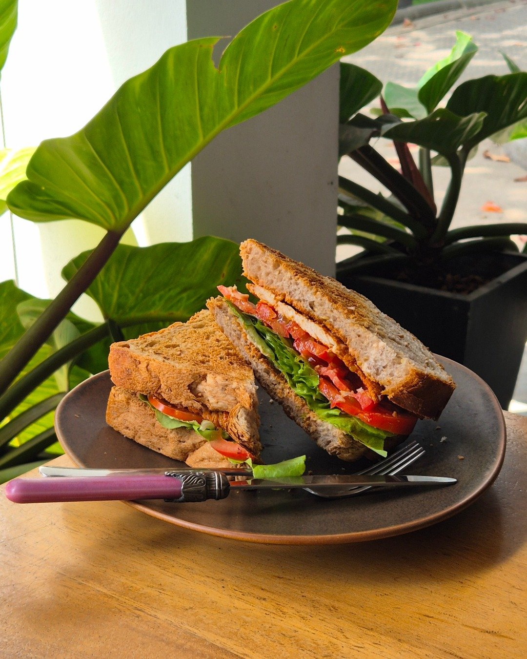Breakfast or lunch&hellip; why not both? 👀

Fluffy homemade French toast with cinnamon and tropical fruit for something sweet, or a hearty grilled chicken sandwich packed with fresh flavours and toasted to perfection.

French Toast: homemade french 