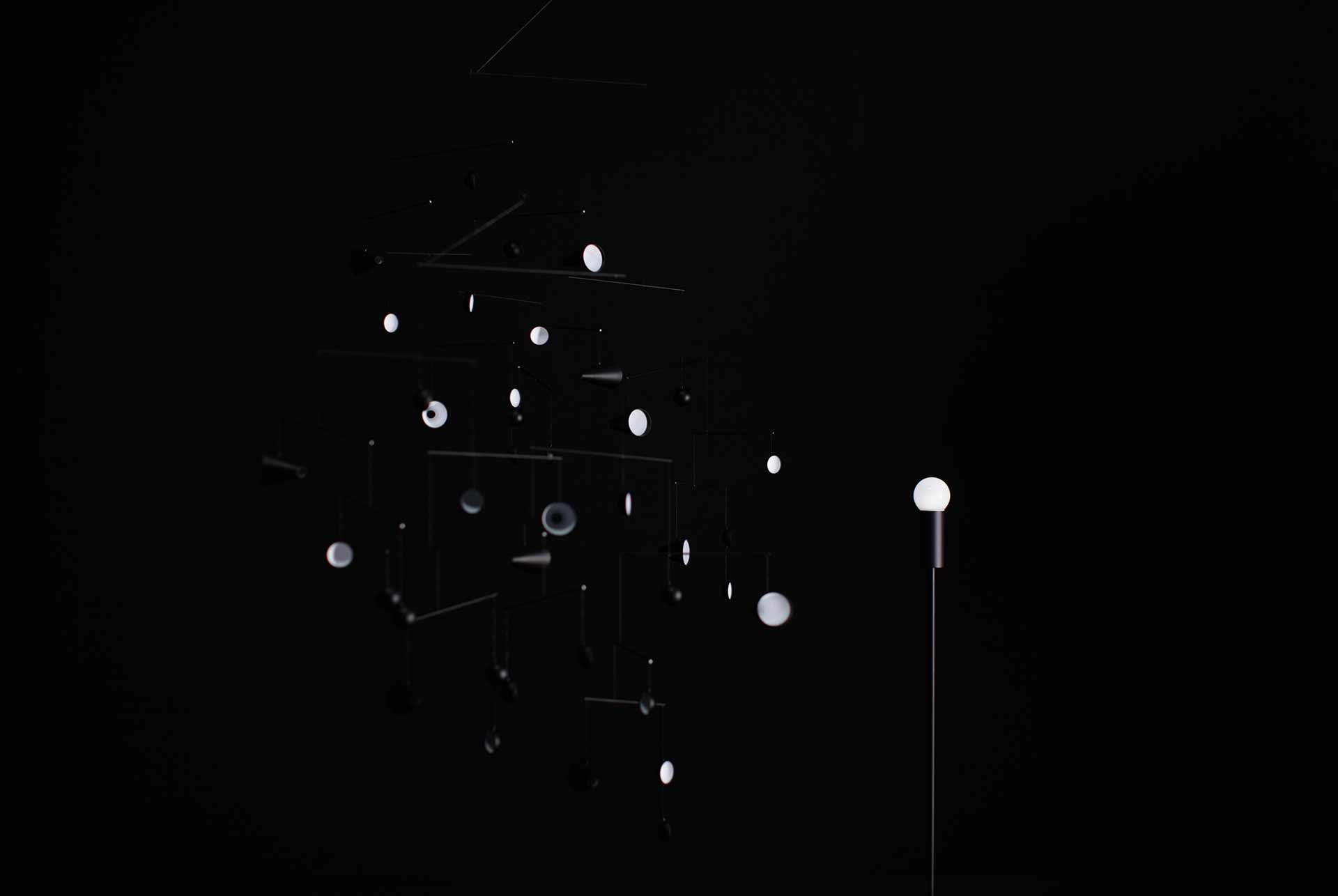 Just like the moon, this lighting equipment receives light from external environments and appears to shine gently to our eyes. The objects shine as they float within the air, as if they are free from gravity.