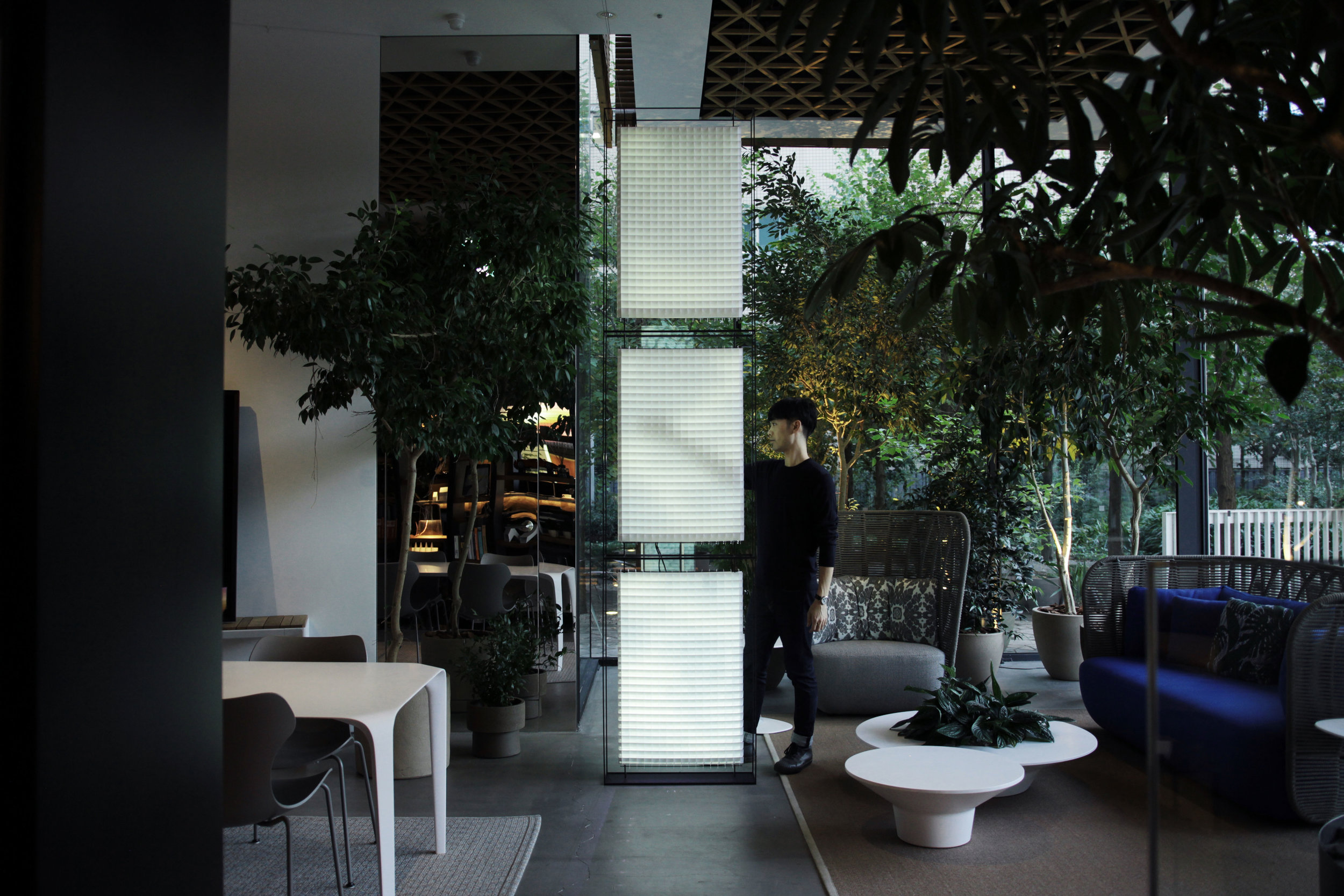 This is a developed version of PIXEL, which was first presented in 2017. As a result of refining the design within an interior space whilst maintaining its flexibility as an architectural material, I have used a highly permeable paper for the form instead of a light shielding plate which was used in the previous design.