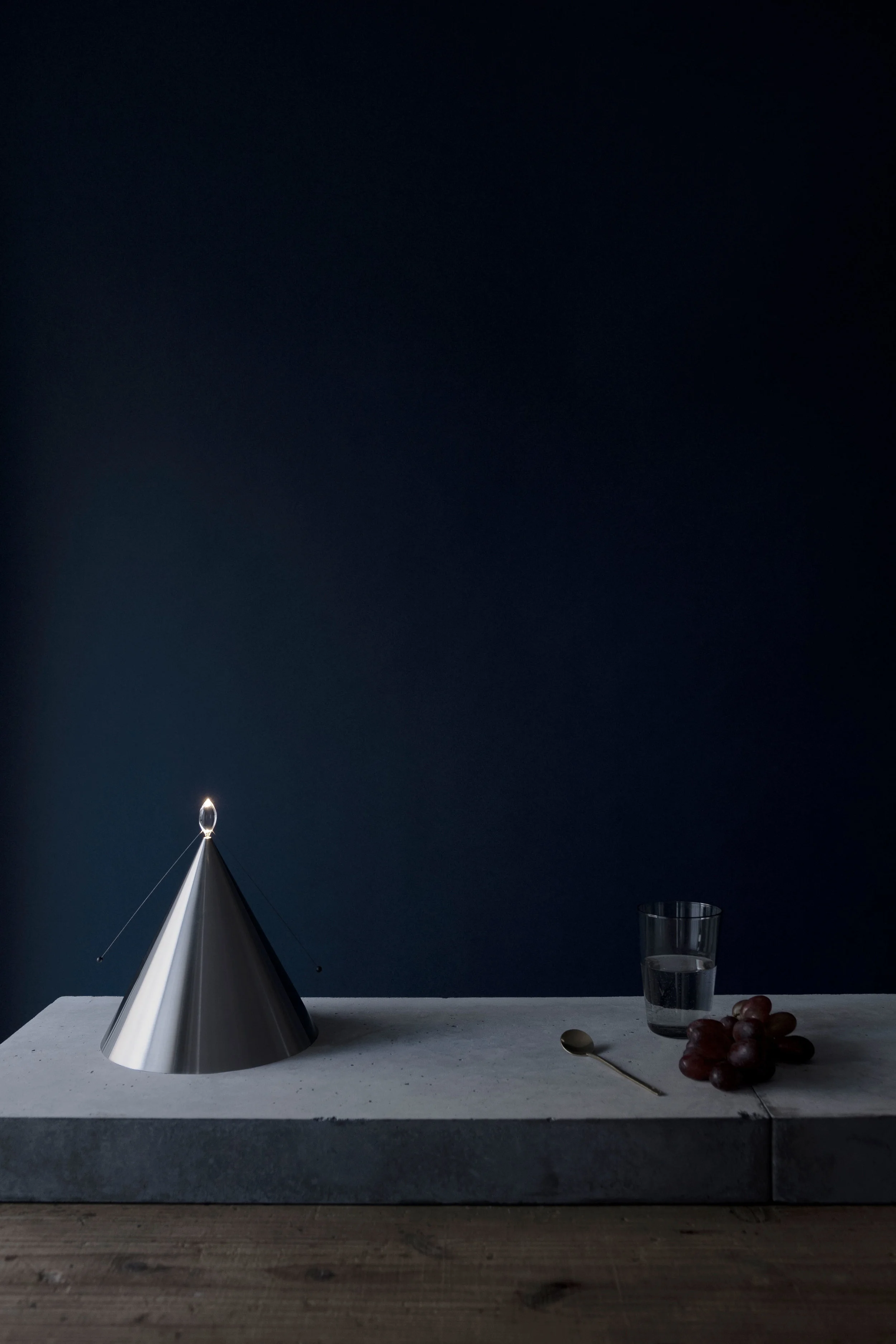 The forms of each design are inspired from traditional lighting equipment using fire. “pray” has a cylinder base with a tense atmosphere at its tip, and it symbolizes all equipment using fire.