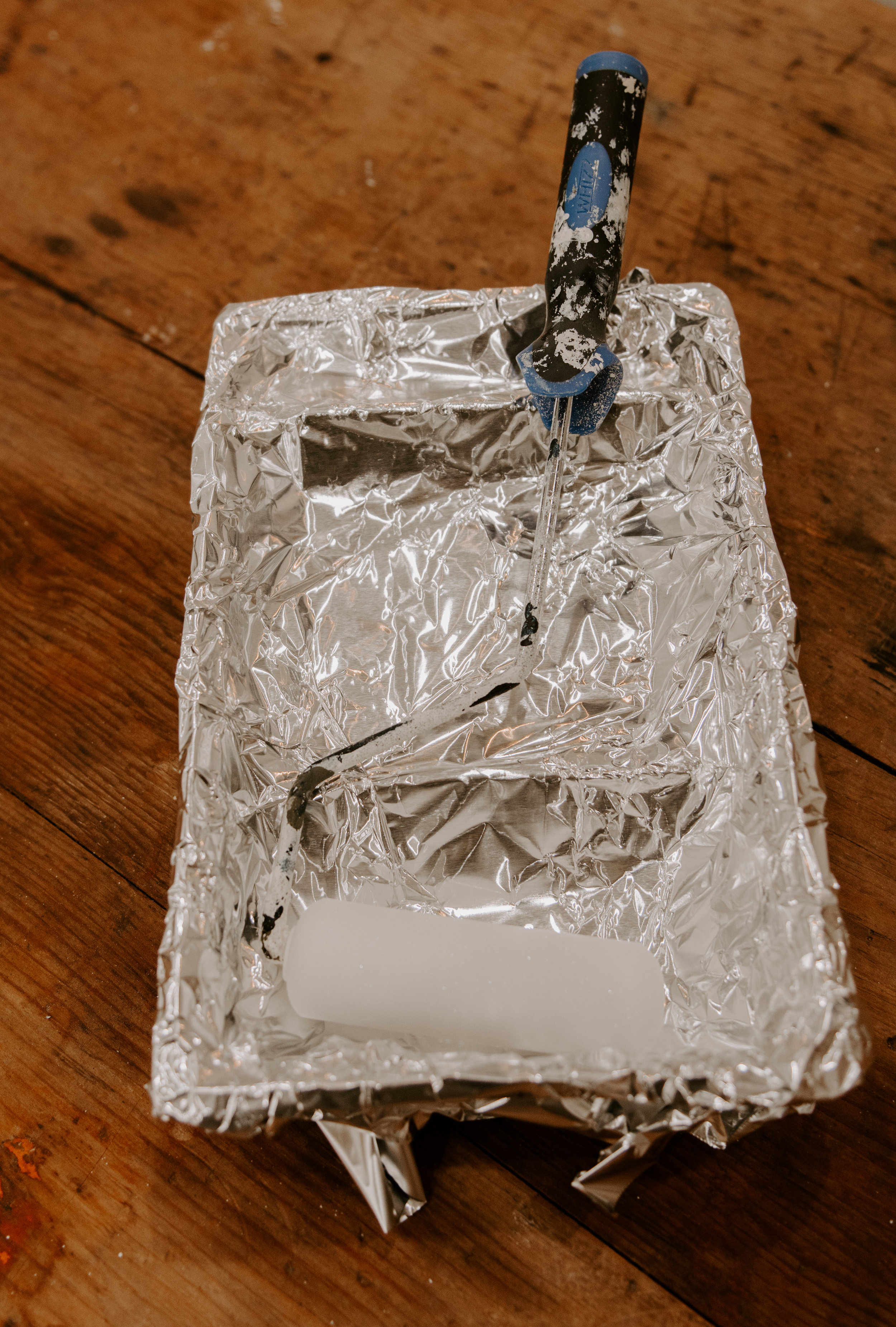 Cover paint trays with aluminium foil to make cleaning up afterwards a  breeze. : r/lifehacks