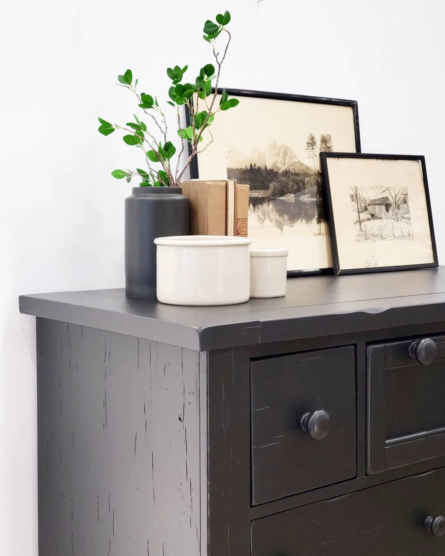 Ohhh hey! 👋 It's been a while, but I plan on posting some of my finished custom work over these next few weeks. 🥰 Hope you're doing well!!
.
.
.
.
.
#markethouserestorations  #customwork #bedroomdresser #blackpaintedfurniture #oakfurniture #painted