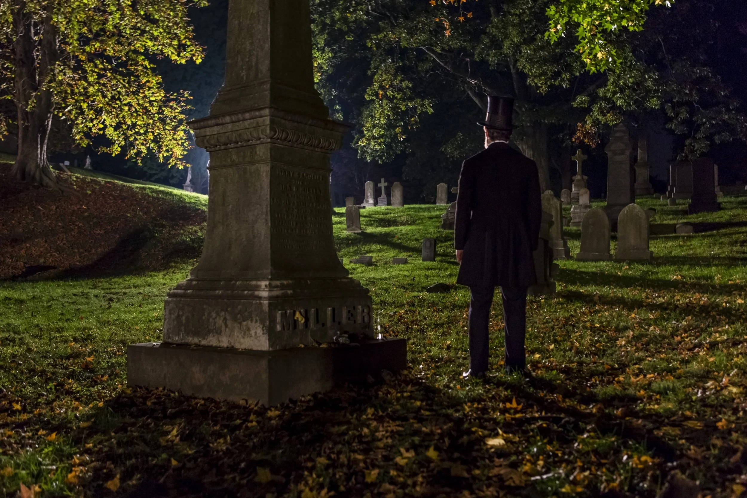 Lincoln in the Bardo graveyard scene