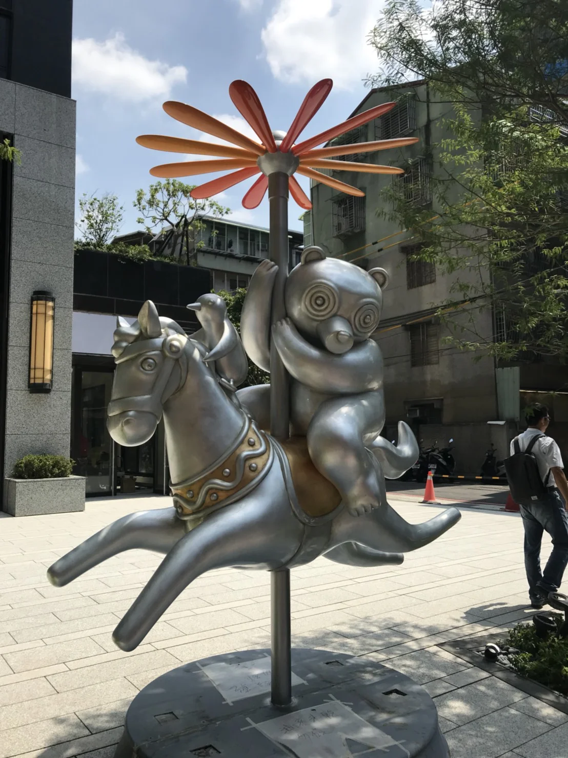 於秀朗路上的晴朗熊雕像/ 廣宇晴朗