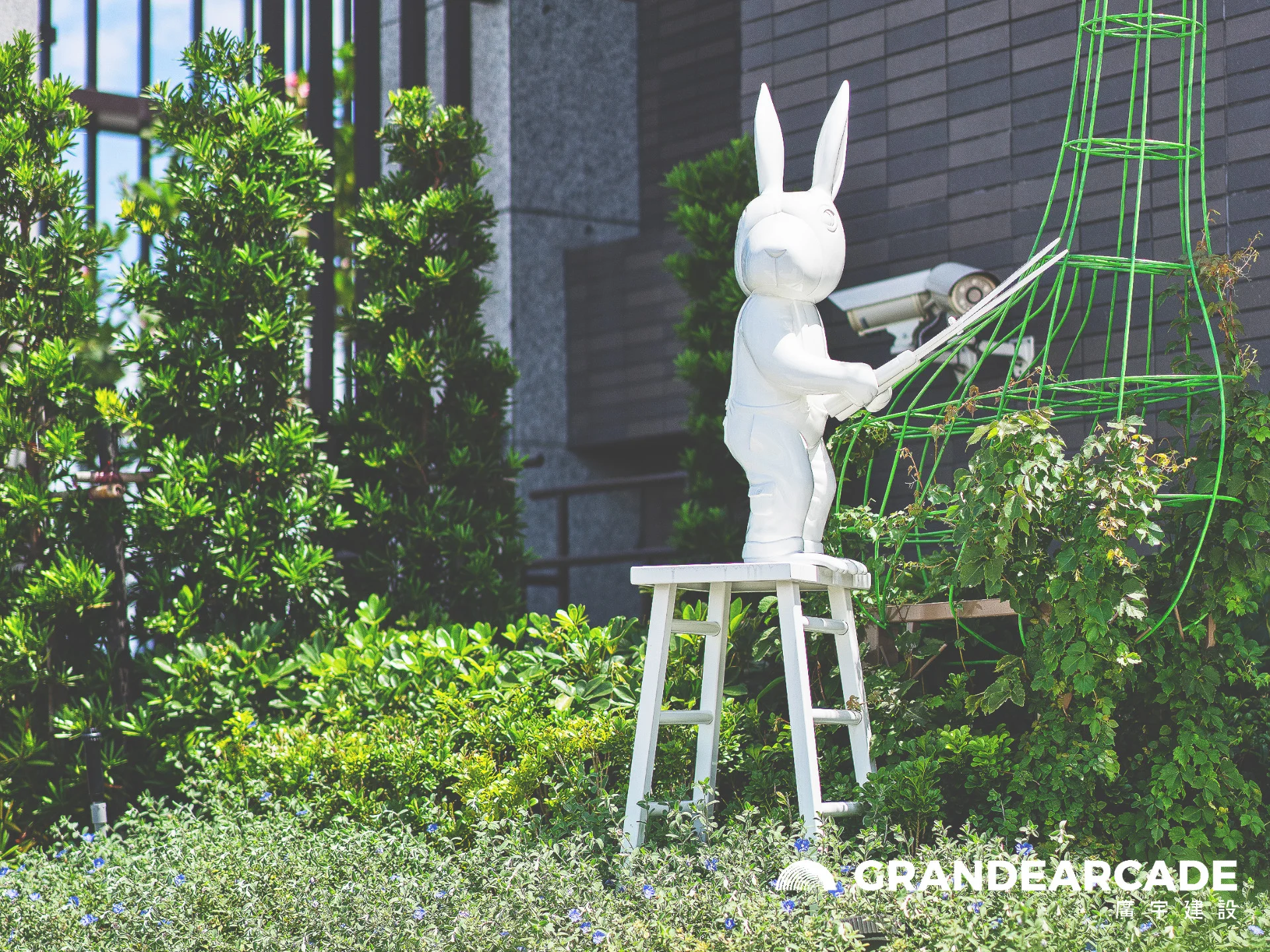 Art Statue 修剪樹枝的兔子