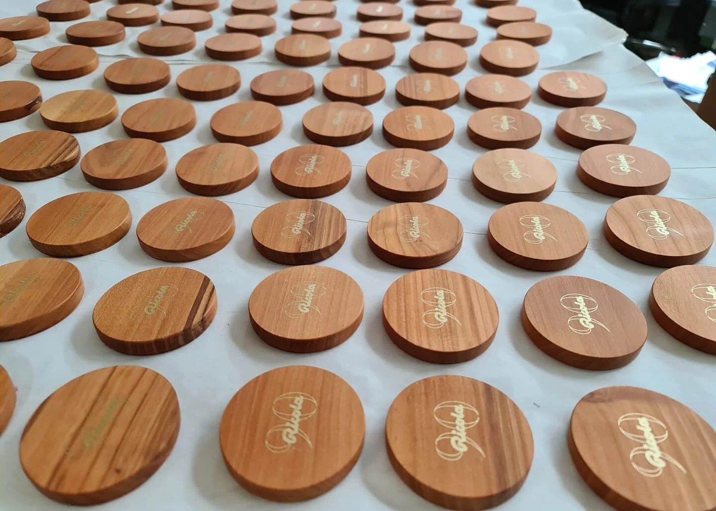 Siebdruck Logo auf Holz