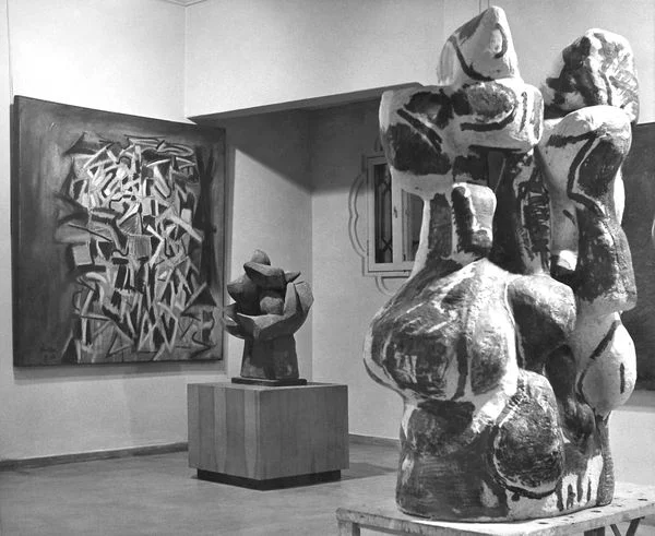 Installation of the exhibition Ceramics, Sculpture and Paintings by Peter H. Voulkos at the Pasadena Art Museum. From left to right: Zapata, Burnt Smog (aka Funiculated Smog ), Rondena . © Voulkos Family Trust, Courtesy of the Voulkos & Co. Catalogue Project. 