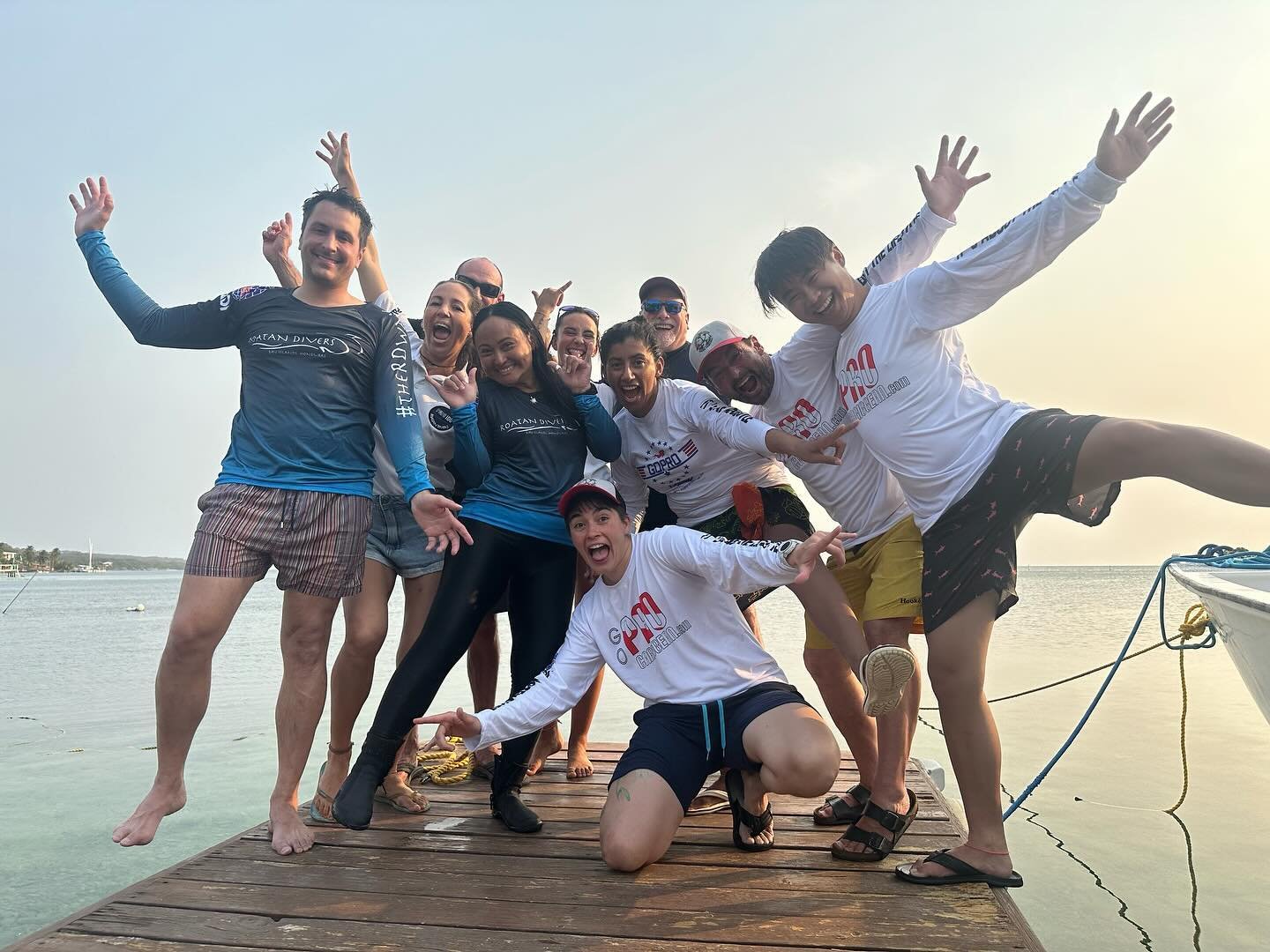CONGRATS, NEW INSTRUCTORS! We are so proud to introduce you to our newest Roatan Divers IDC graduates, AKA new PADI Open Water Scuba Instructors!

Drop your well-wishes and best tips for @&zwnj;gemreyes_ and
@&zwnj;thejollywanderer as they start thei