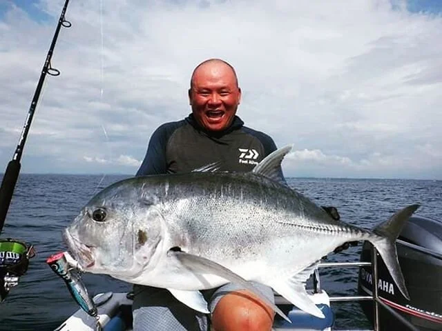 Happy angler with a decent GT from last season.
#gianttrevallyfishing #gianttrevally #gtfishing #gtpopping #gtフィッシング  #gtpoppers #popperfishing #popperlure #topwaterfishing #topwaterlures #carpenterlures #carpenterluresjapan #daiwareels #daiwasaltiga
