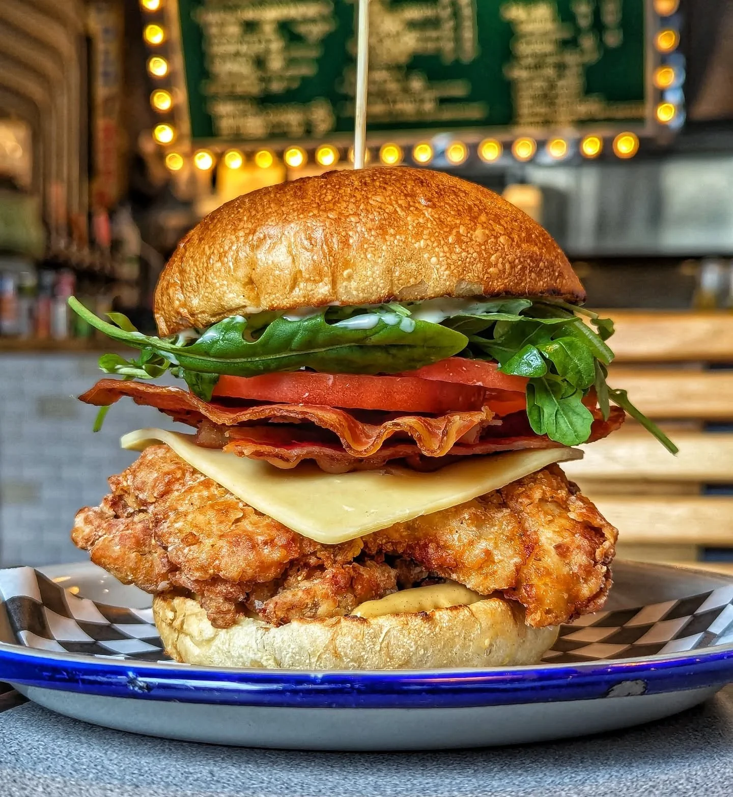 👑LE CLUB SUPREME👑

FRIED CHKN, BACON 🐔 🥓 
TOMATO, ARUGULA 🍅🌿 
ROSEMARY AIOLI, DIJON 
SWISS GRUYERE CHZ 🧀

Available Sept 23 - 27