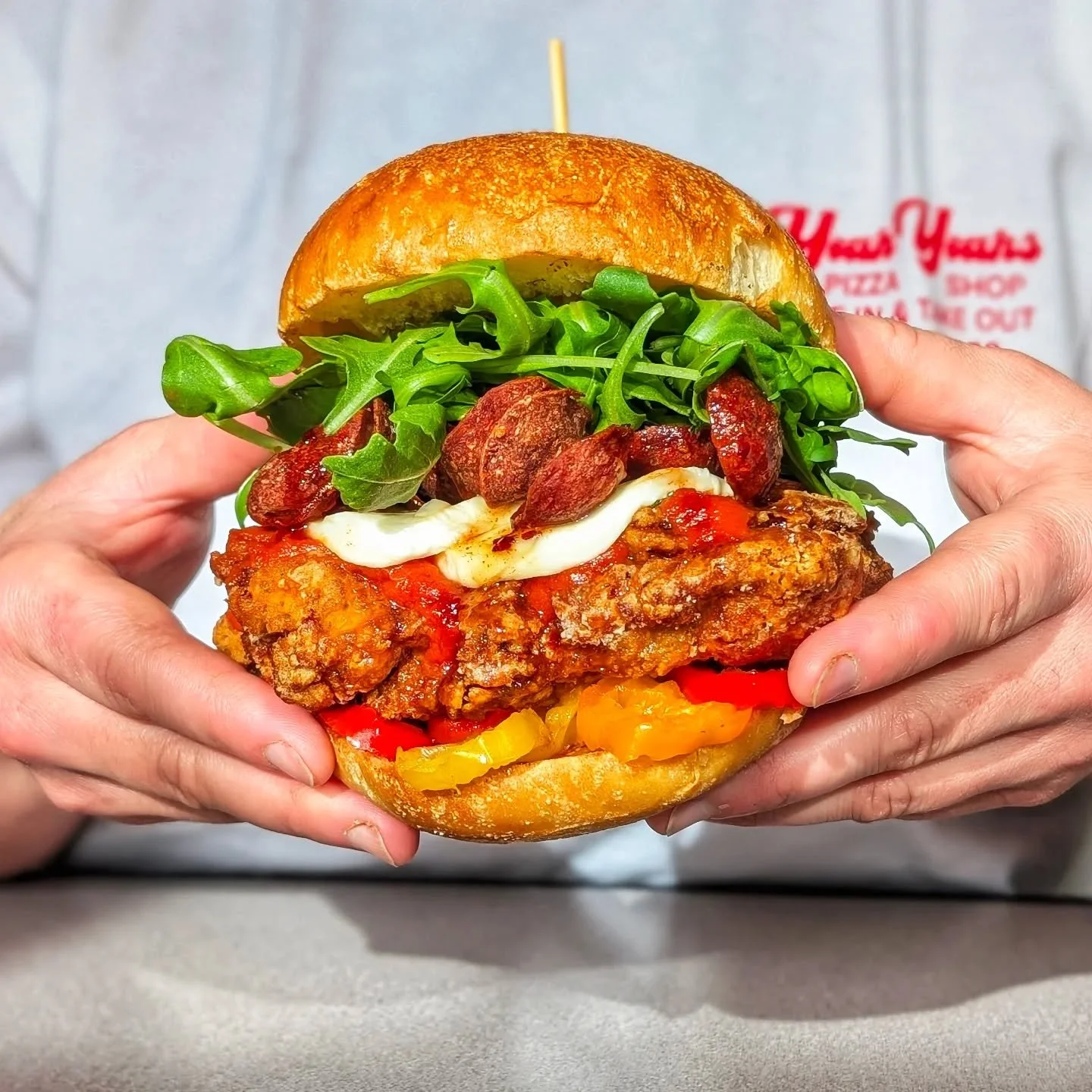 THIS WEEKS SPECIAL BROUGHT TO YOU BY A LITTLE SWITCHEROONIE w/ PALS @yeahyeahspizza : ❤️

🍕THE YEAH YEAHS SPICY PEPP🍕
 
🍗FRIED CHKN
🍅YEAH YEAHS TOMATO PIZZA SAUCE
🍕YEAH YEAHS FRIED PEPPERONI 
🧀FRESH MOZZARELLA 
🌶️BANANA PEPPERS 
🥬ARUGULA 
🍯S