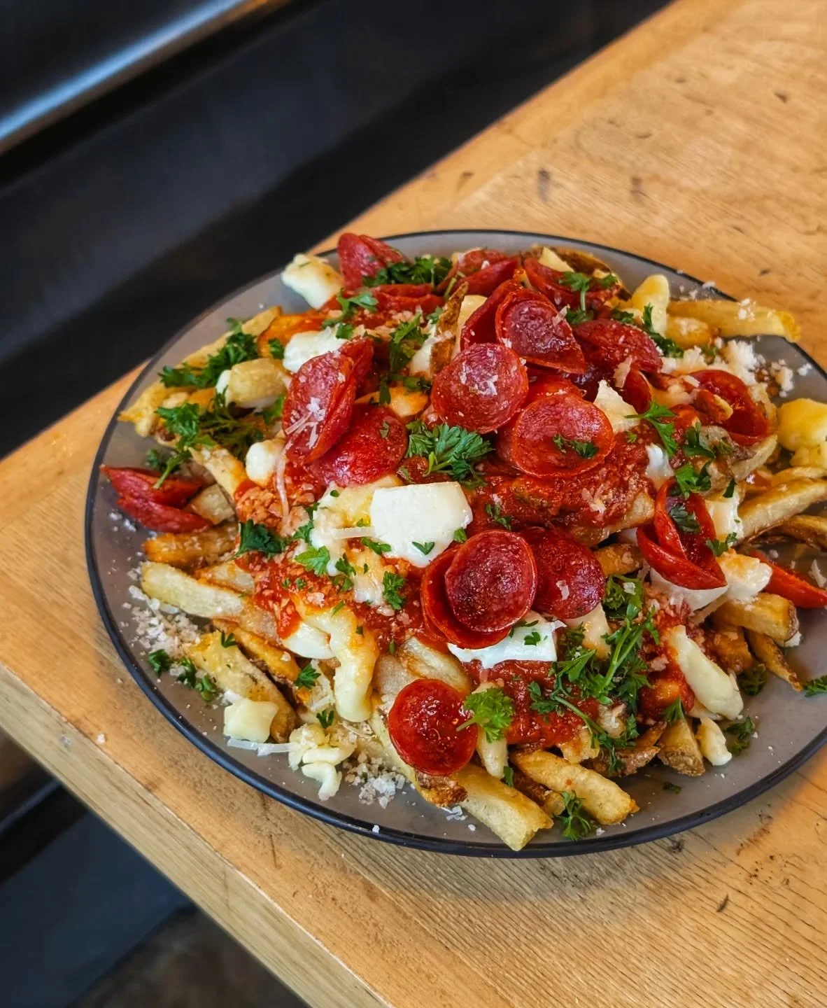 🍕THE PIZZA POUTINE🍕 

🍟FRIES
🧀CHZ CURDS, MOZZ &amp; PARM
🥫TOMATO SAUCE
🍕FRIED PEPPERONI
🌱PARSLEY

☎️ AVAIL: TODAY - TILL GONE