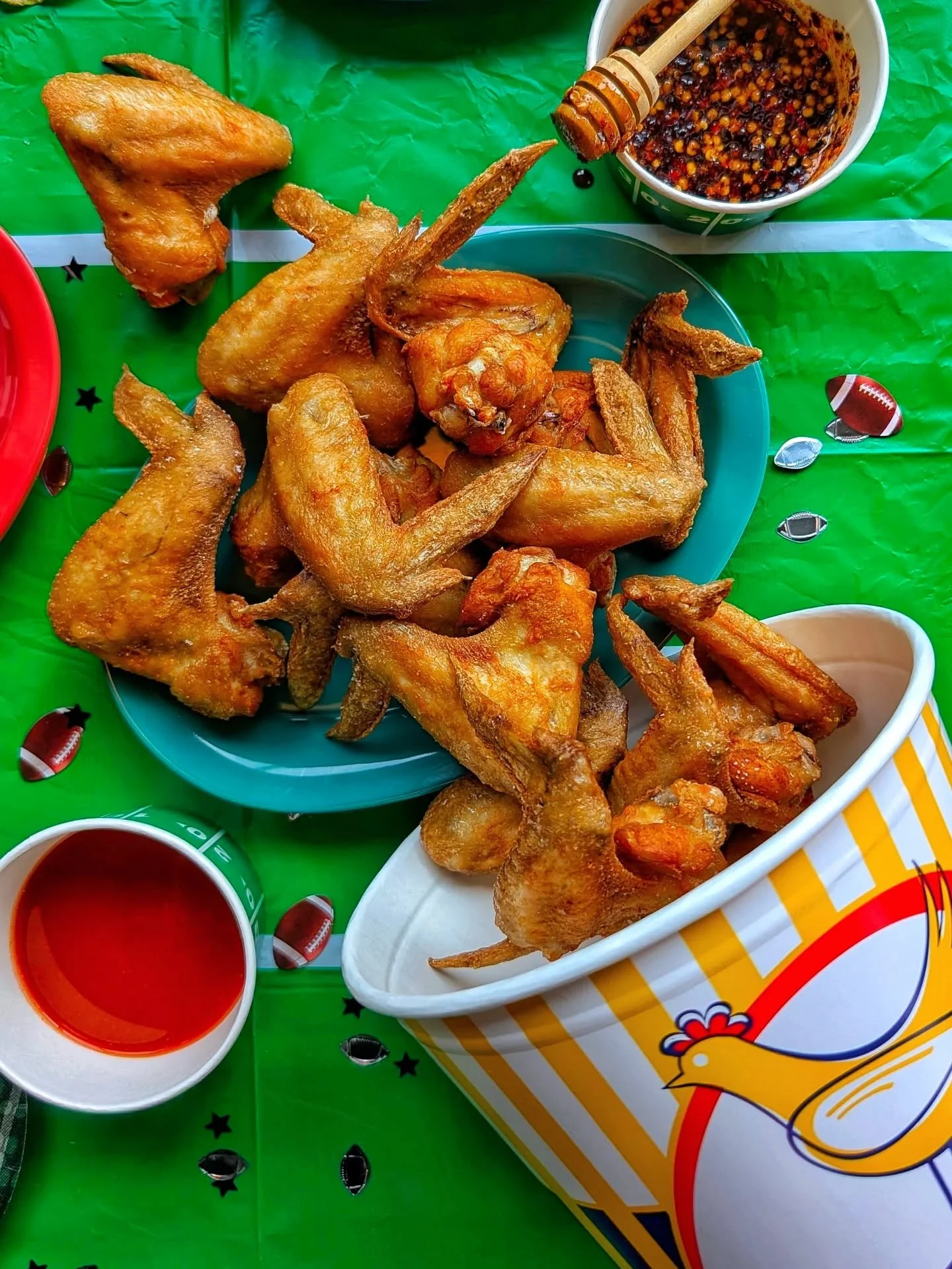 WING BUCKETS🐦&zwj;🔥

TODAY ONLY⏰3PM - 9PM

1LB FULL JUMBO WINGS

BUFFALO 🦬 
OR
SPICED HONEY 🥵🍯

LIMITED QUANTITIES