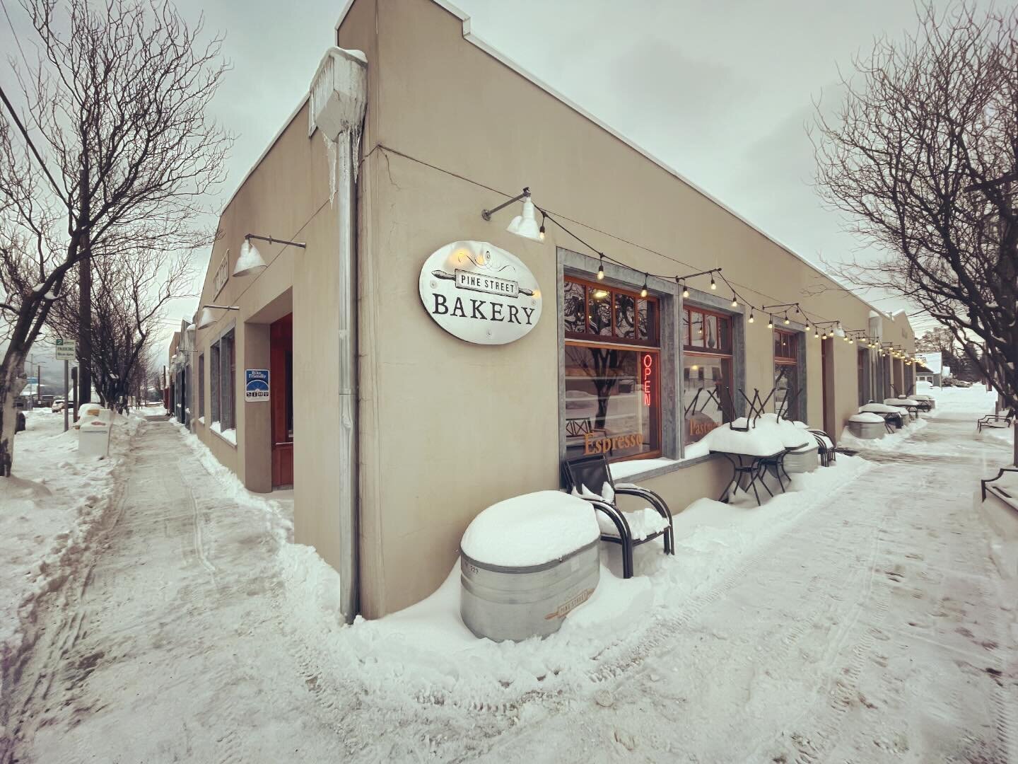 WE ARE OPEN TODAY (7am-3pm) with full menus available! Stay safe and enjoy this snow day!!

#snow #snowday #winter #winterwonderland #bakery #bakeies #bakerlife #bakeriesofinstagram #bakedgoods #pastries #pastry #hoodriver #hoodriveroregon #oregon #p