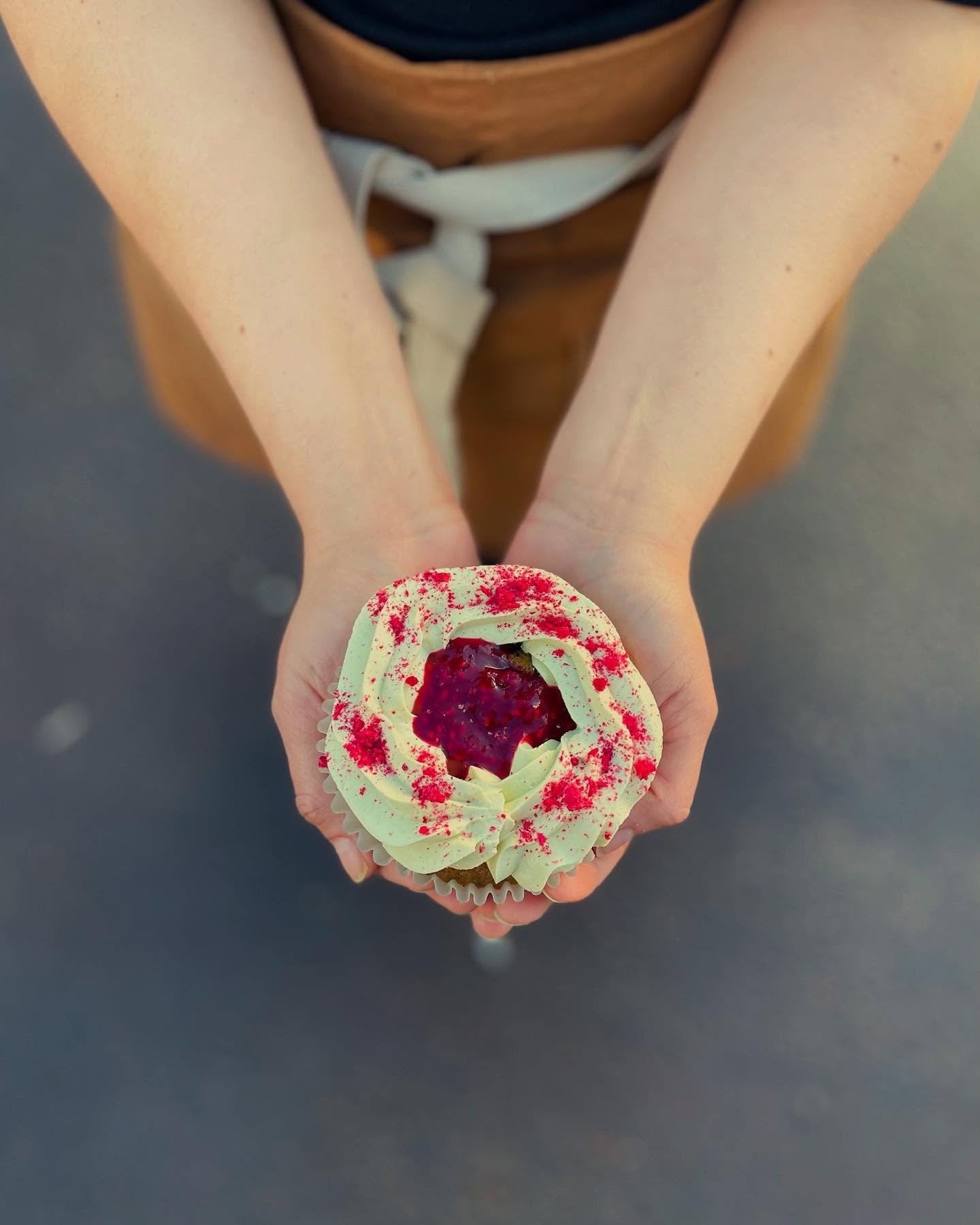 New Cupcake!!! Buttery matcha cake filled with a tart raspberry compote and topped with a lightly sweetened swiss meringue matcha buttercream frosting and freeze dried raspberries. 🫠🤤

#matcha #cupcake #cupcakes #cake #edibleart #treats #bakery #ba