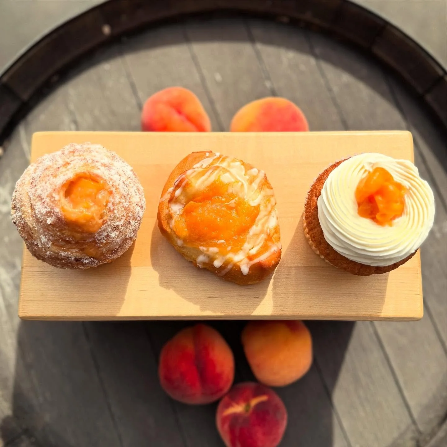 PEACHES!!!🍑🍑🍑 Local peaches from @paaschorchard are here. One of our favorites!  You&rsquo;ll see them in our pastries and on our pizzas. Stop by and try one of our seasonal peach items.😋

*Shown above is our peaches and cream cruffin, peach kola
