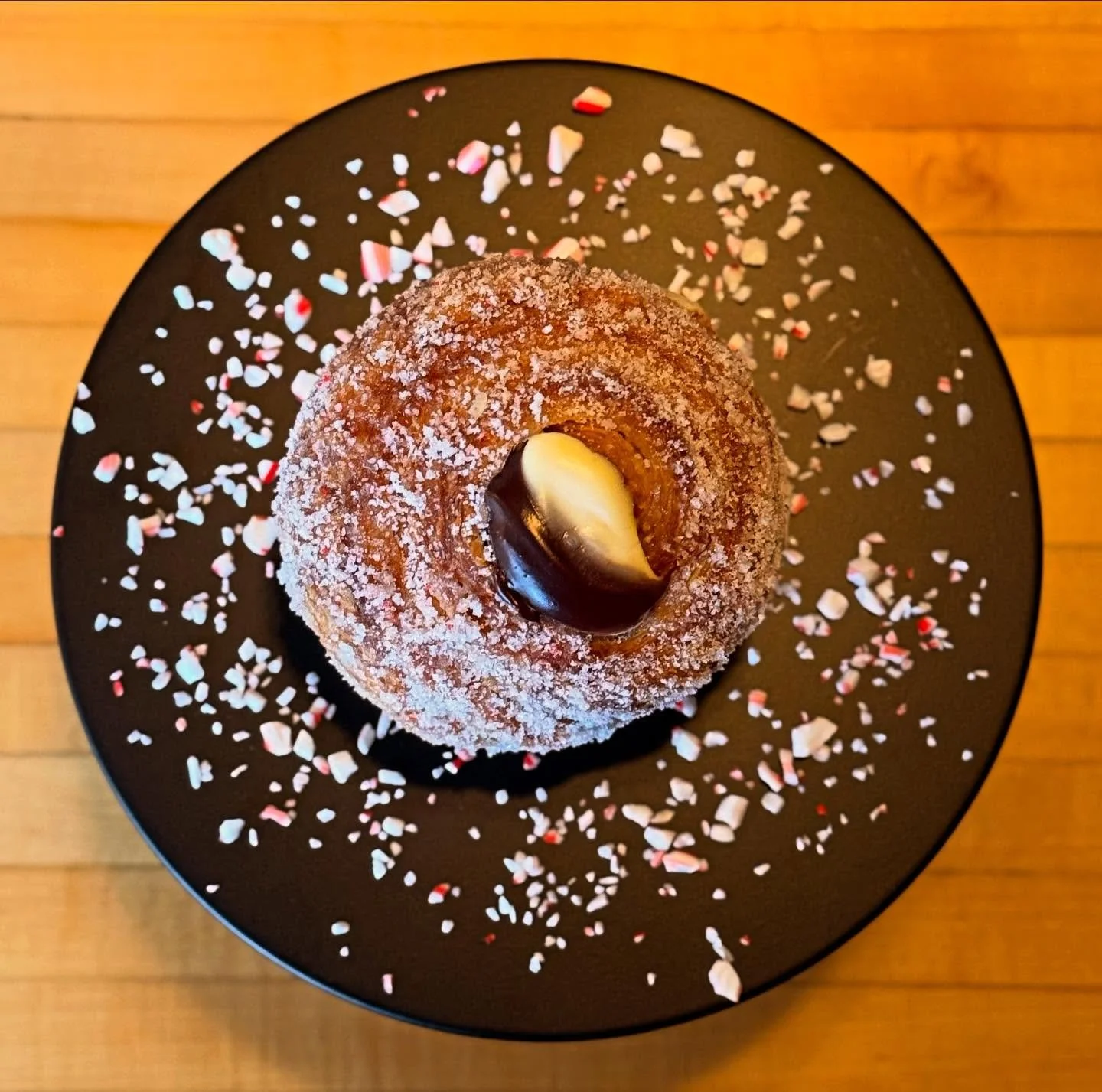 New Cruffin!! Croissant muffin filled with chocolate peppermint ganache, vanilla pastry cream and rolled in a peppermint sugar. Get in early, they sell out fast!

#bakery #bakeries #bakedgoods #pastry #croissant #croissants #cruffin #cruffins #pastri