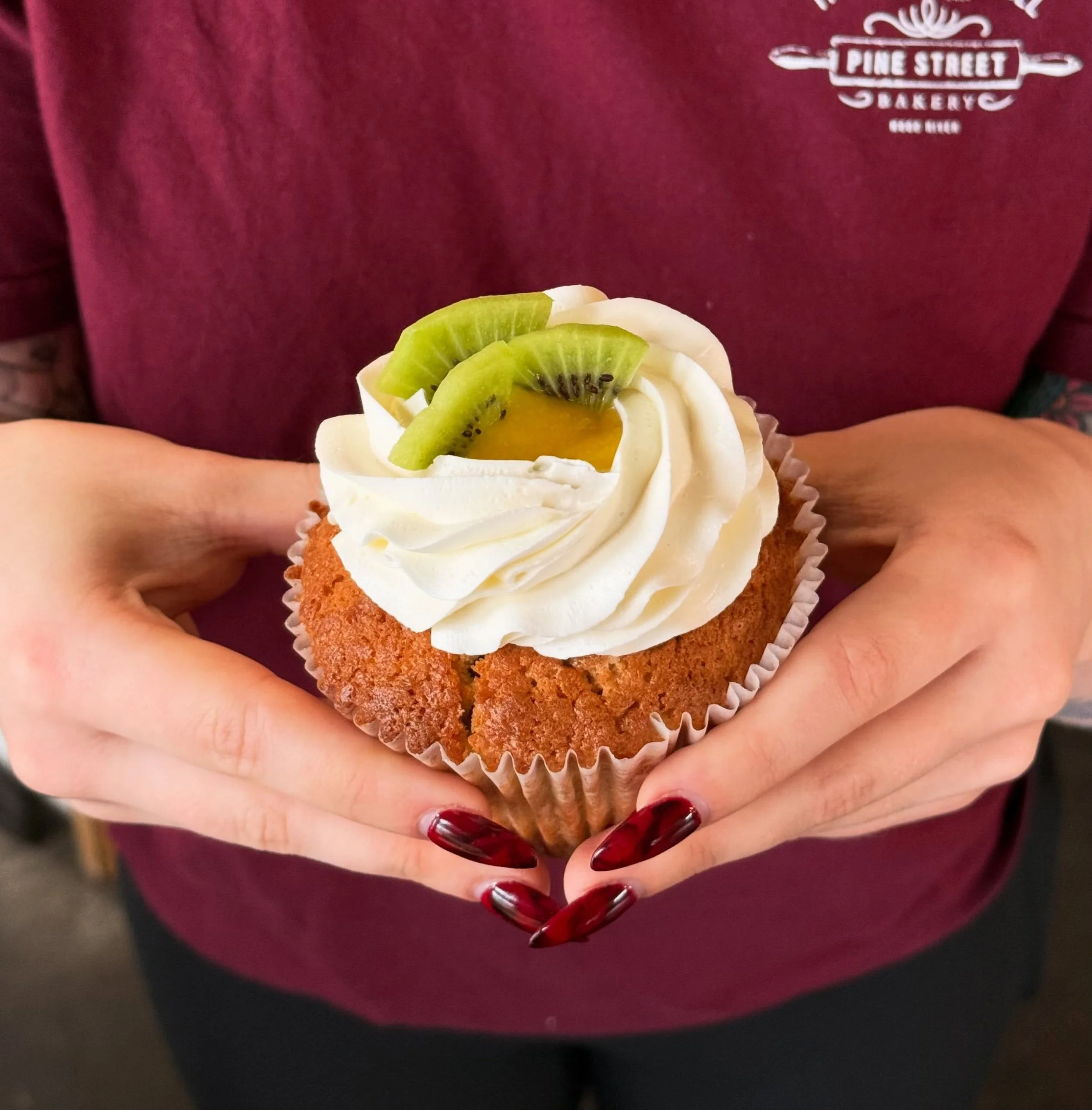 Tropical Cupcake! Coconut cake filled with mango compote and topped with a coconut swiss meringue buttercream frosting and slices of kiwi. Close your eyes and it will take you to the beach.🏖️🌺🌞

#bakery #cupcakes #cafe #pastry #pinestreetbakeryhoo