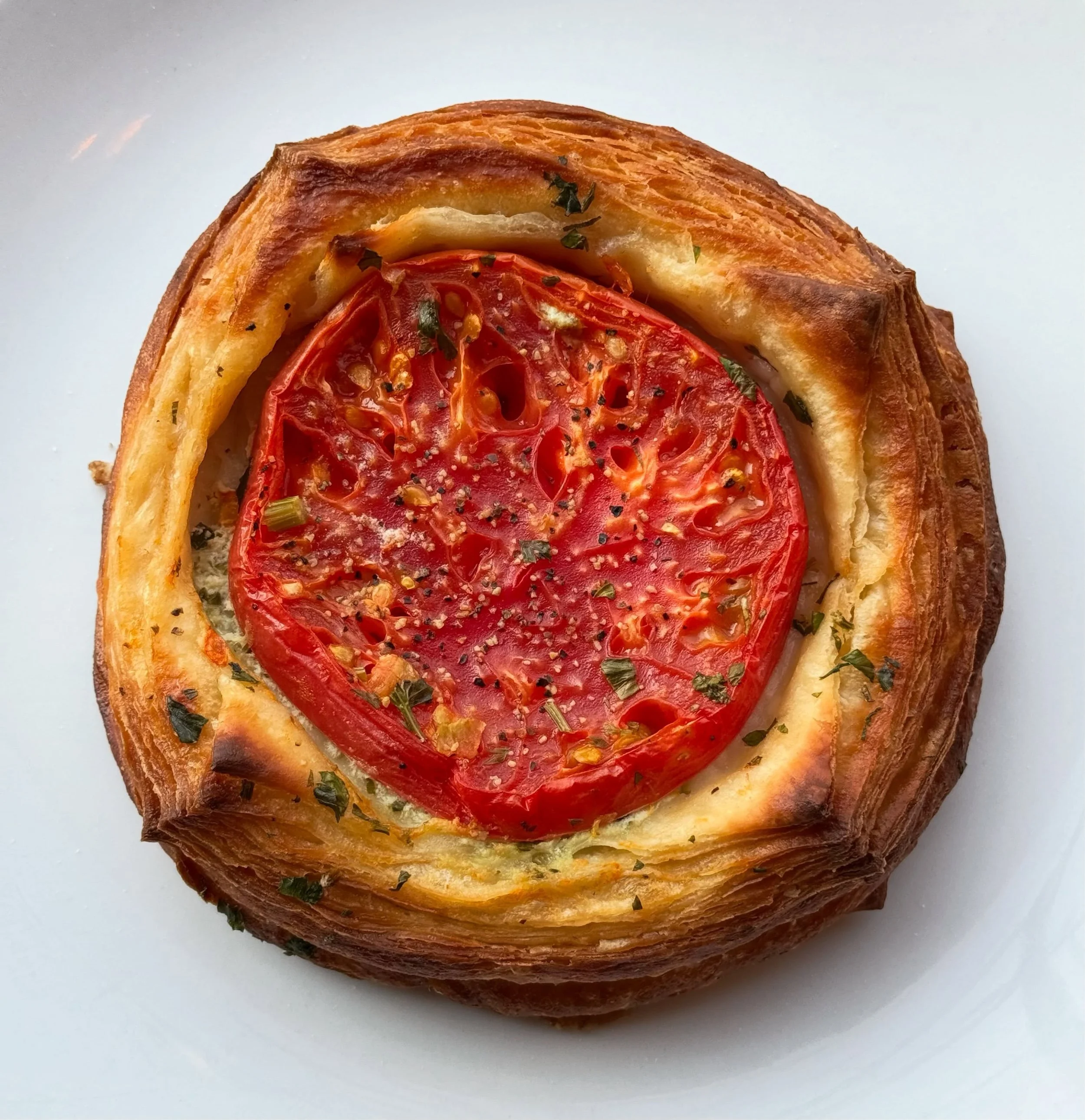 New Savory Pastry!! Tomato &amp; Pesto Ricotta Croissant!!!
🍅🍃🥐
Local heirloom tomatoes from @hoodriverupickorganic Pesto made from local basil from @oakrose_farm 

#pastry #tomatoseason #bakery #pinestreetbakeryhoodriver #cafe