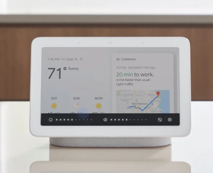 Google Home Hub : With just your voice, check your commute, see your entire day’s schedule on the screen, or start an evening routine that turns off the lights and sets your alarm.