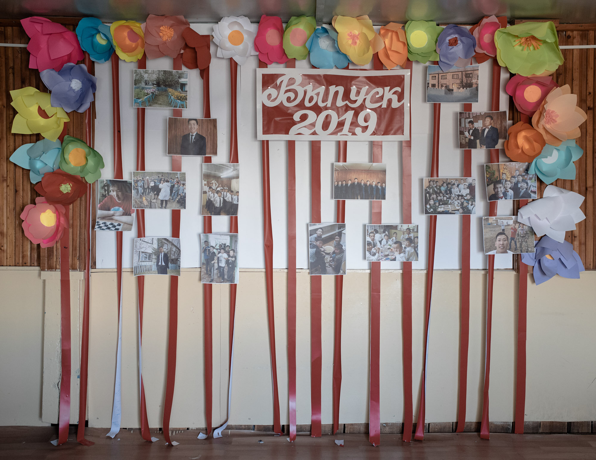  Graduates decorated a wall in a boarding house 